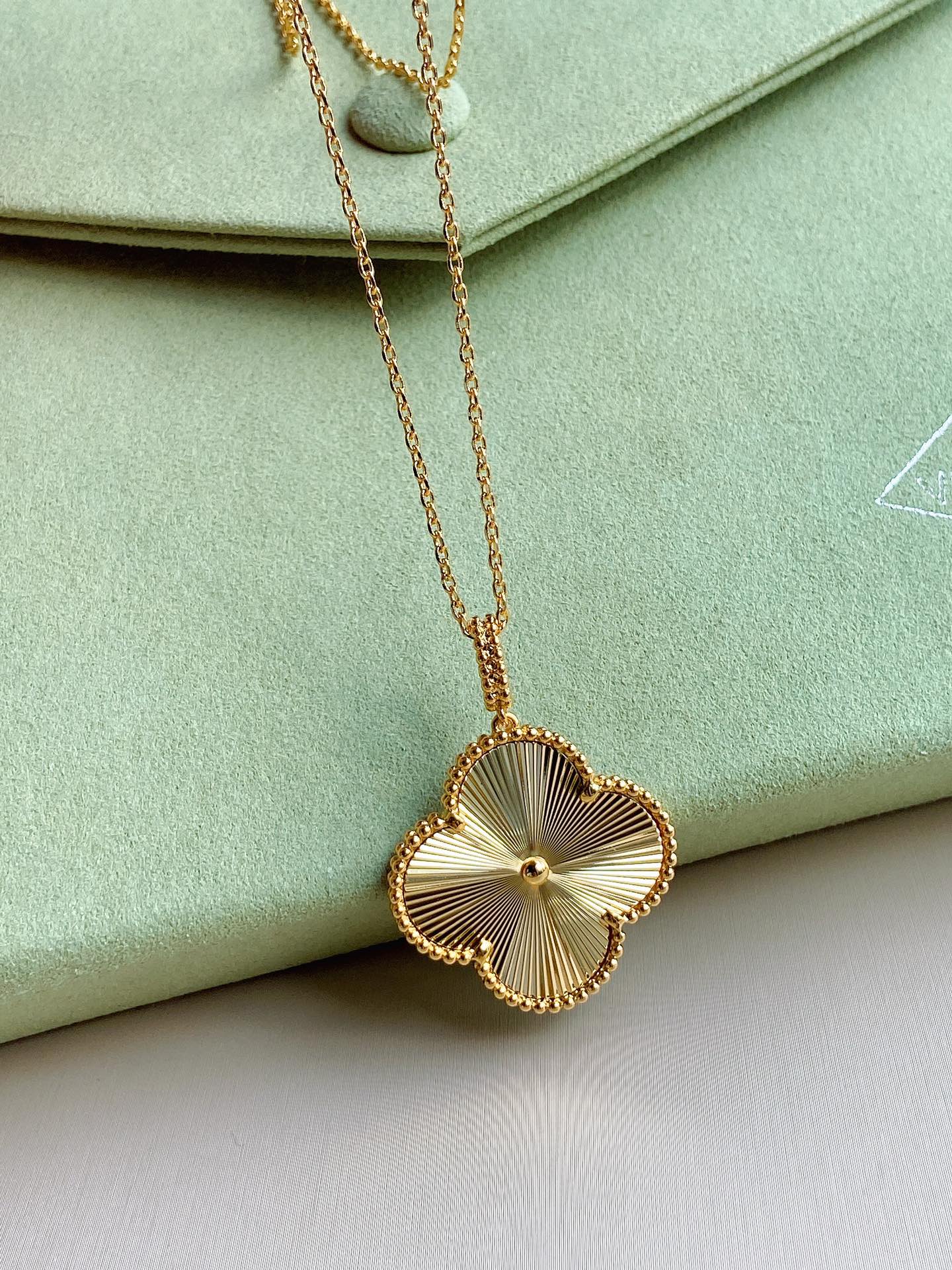 VINTAGE CLOVER PEDANT NECKLACE GOLD