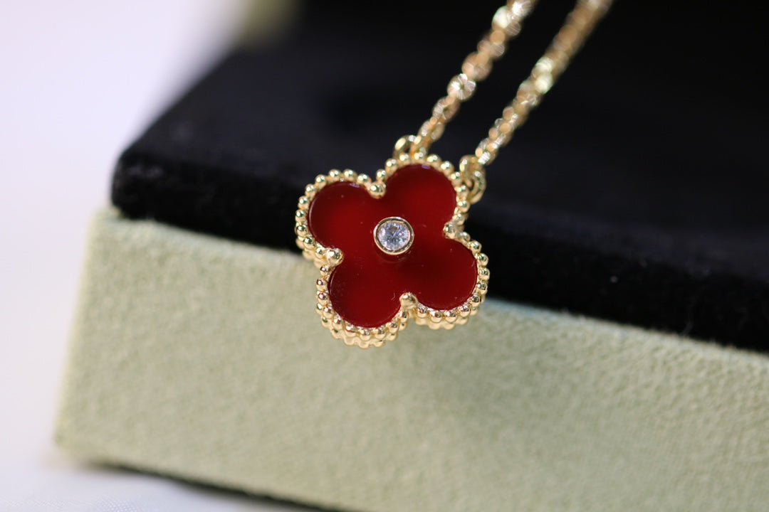 CLOVER NECKLACE GOLD DIAMOND CARNELIAN