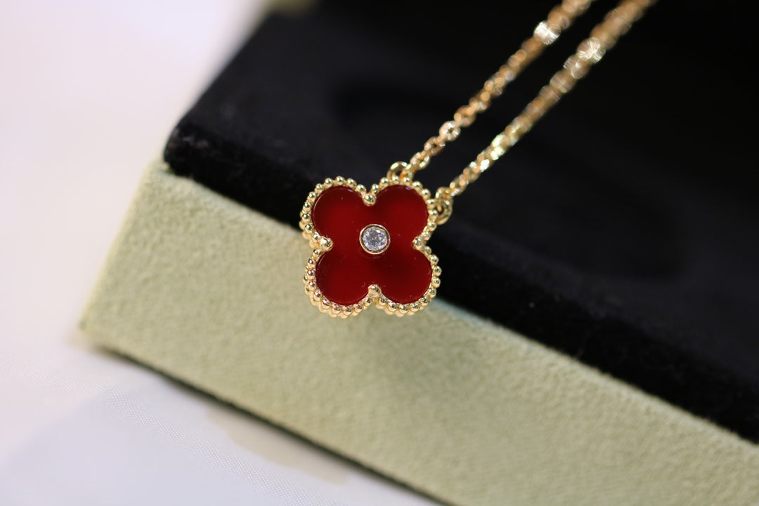 CLOVER NECKLACE GOLD DIAMOND CARNELIAN