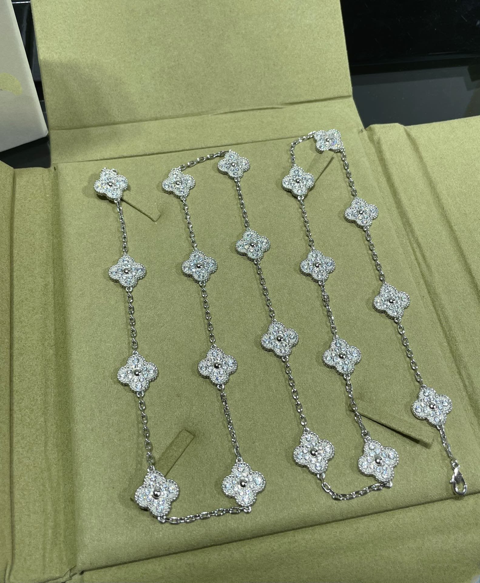 CLOVER 20 MOTIF DIAMOND NECKLACE
