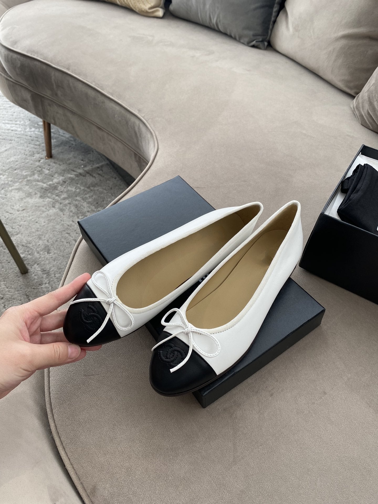 BALLET FLATS WHITE BLACK LAMBSKIN