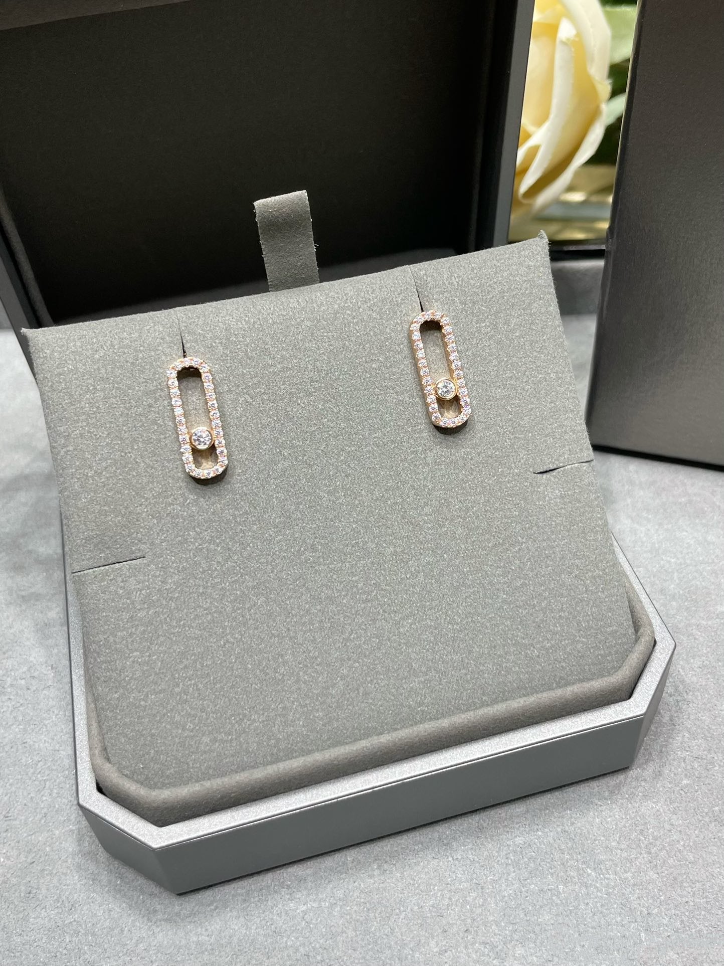 MOVE UNO STUD DIAMOND PAVED EARRINGS