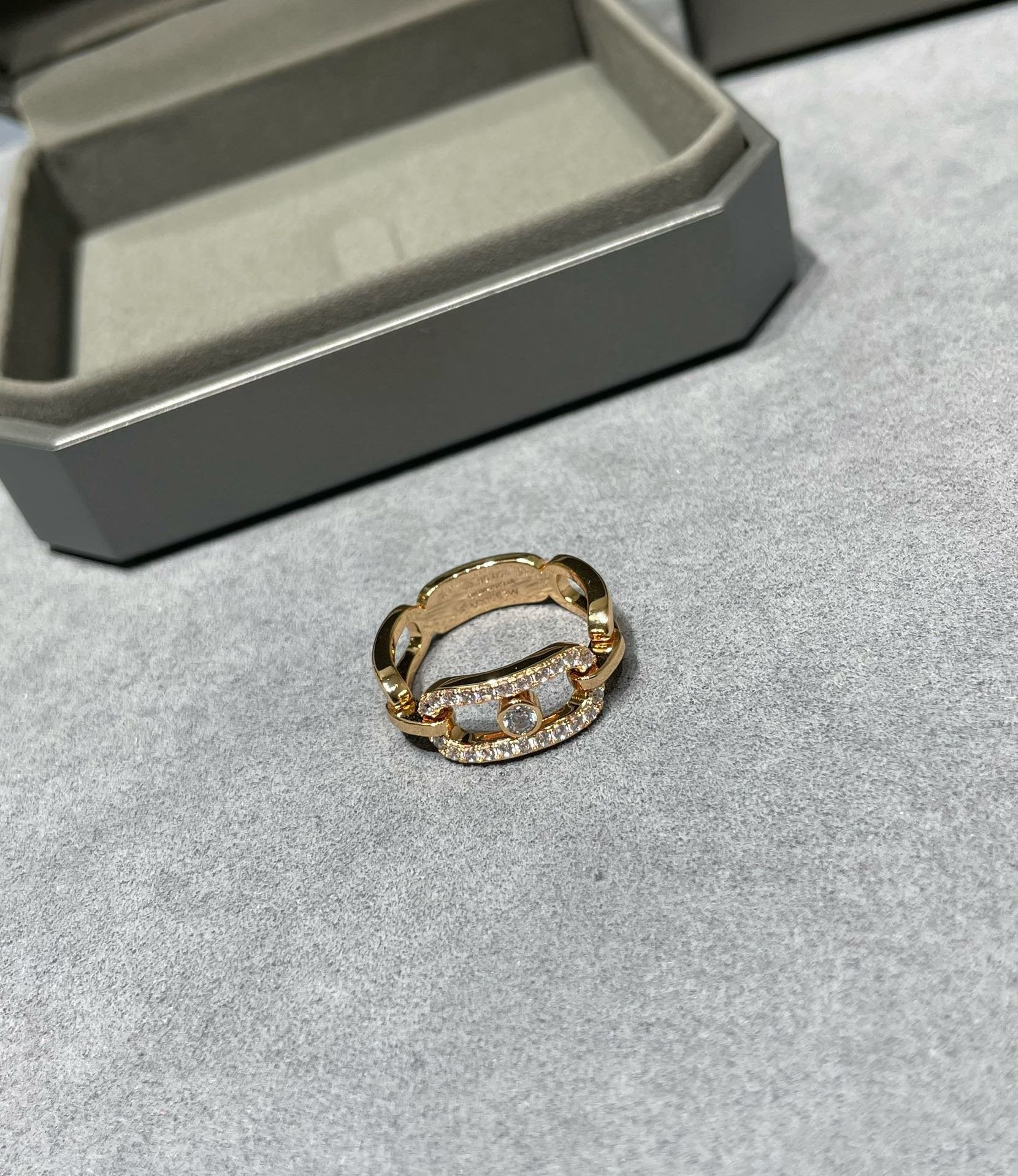 MOVE LINK DIAMOND PAVED RING
