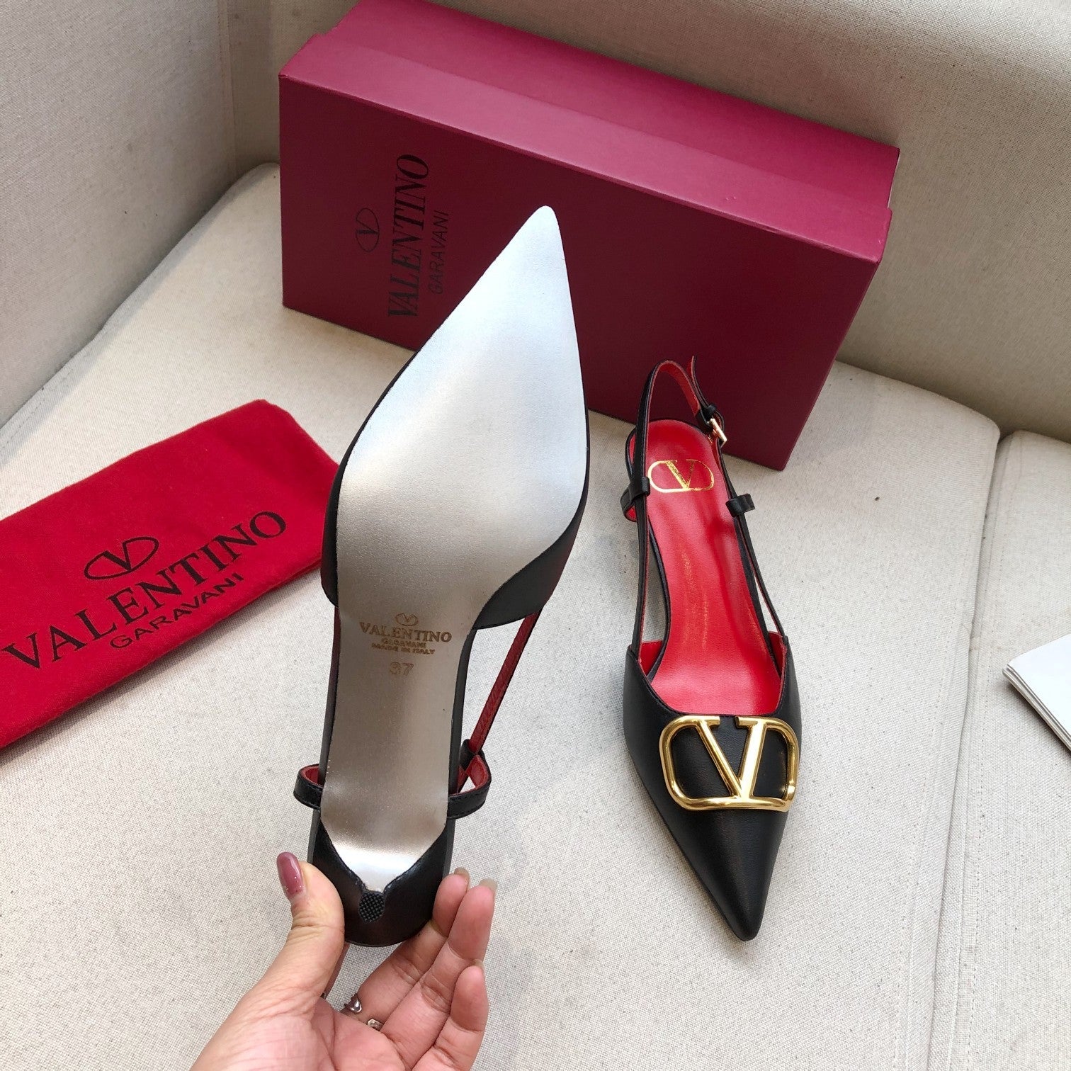 VLOGO SIGNATURE BLACK CALFSKIN HIGH SLINGBACK PUMP 4 CM WITH GOLD LOGO