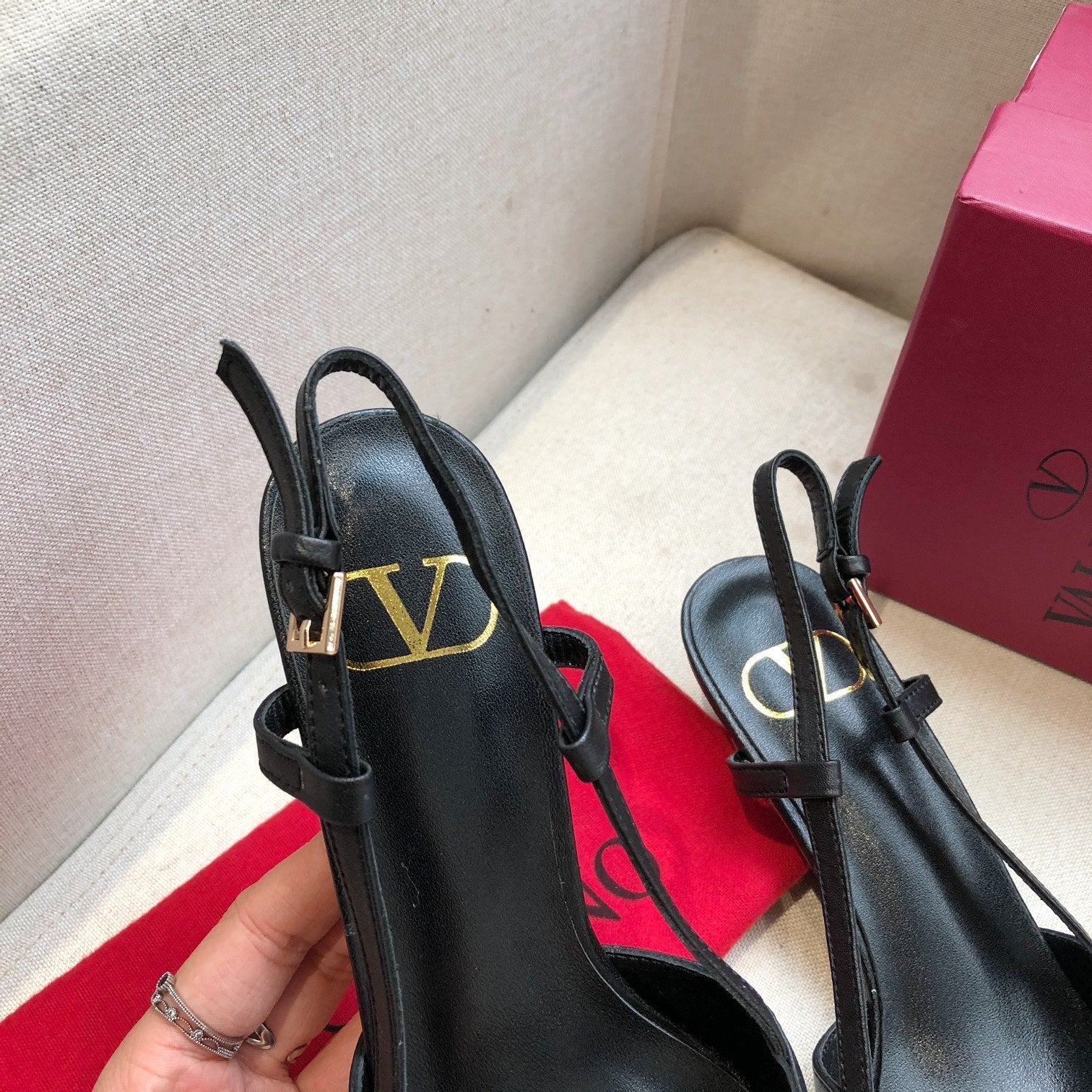 VLOGO SIGNATURE BLACK CALFSKIN HIGH SLINGBACK PUMP 4 CM
