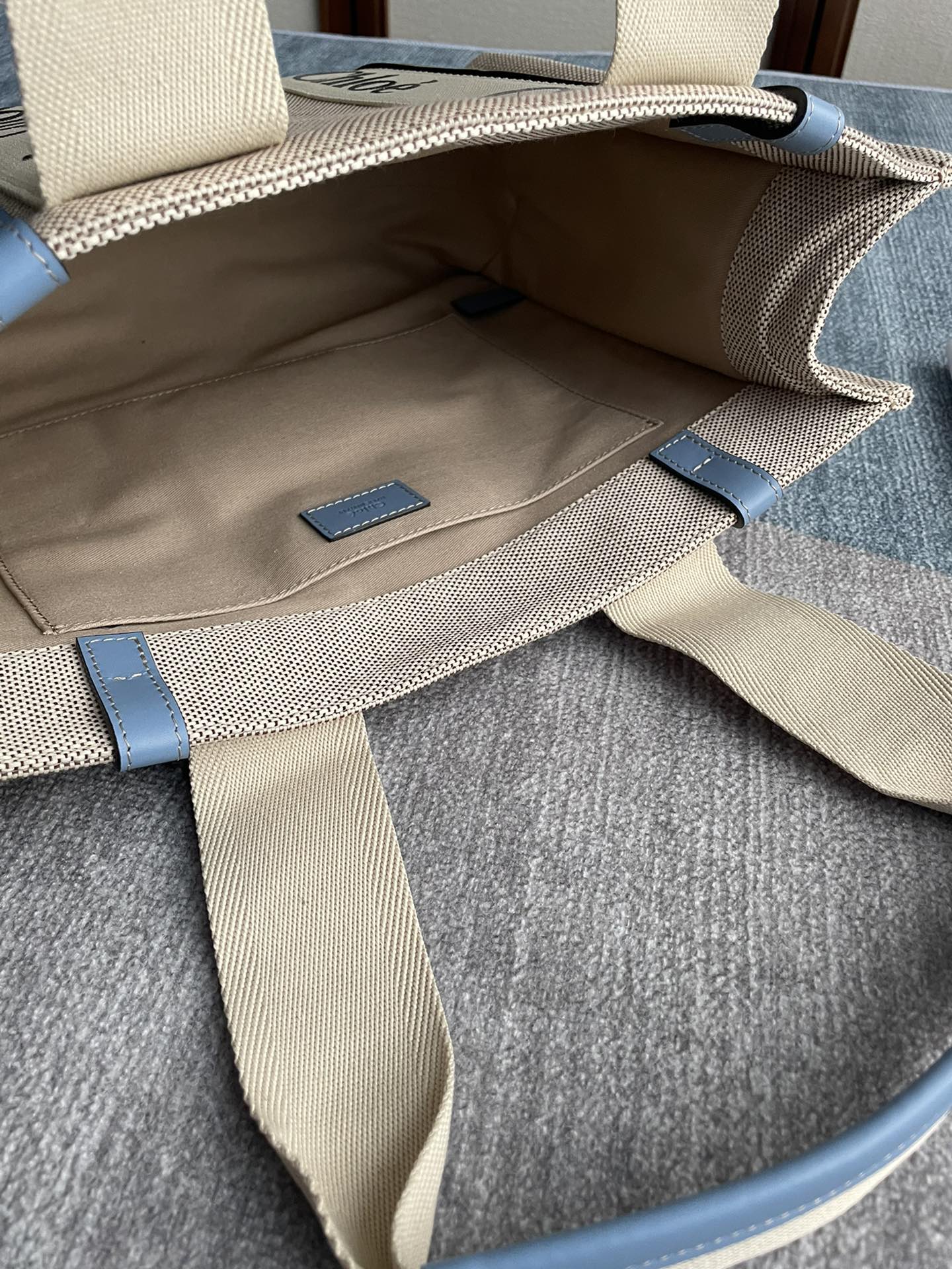 MEDIUM STRAP WOODY TOTE BAG 37 IN BEIGE LINEN CANVAS BLACK WEBBING LOGO EMBROIDER BLUE CALFSKIN