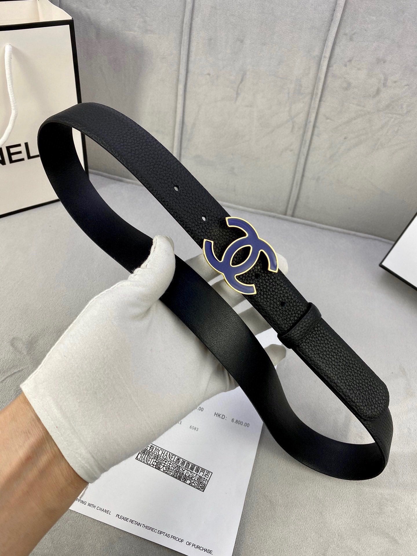 CC 30MM BELT IN BLACK GRAINED CALFSKIN WITH NAVY BLUE METAL LOGO