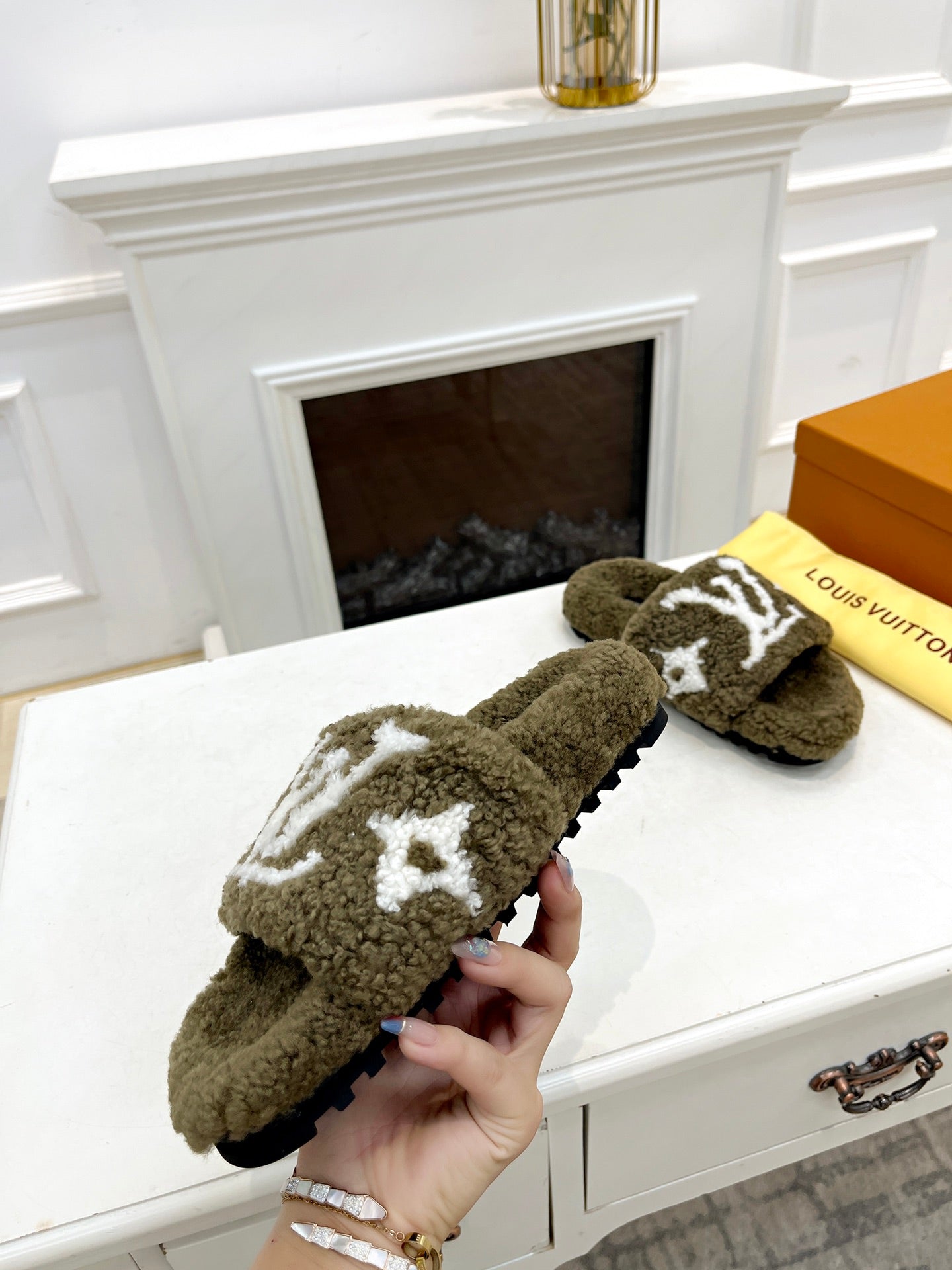 LV FLAT SLIPPER IN ARMY GREEN MIX WHITE SHEARLING