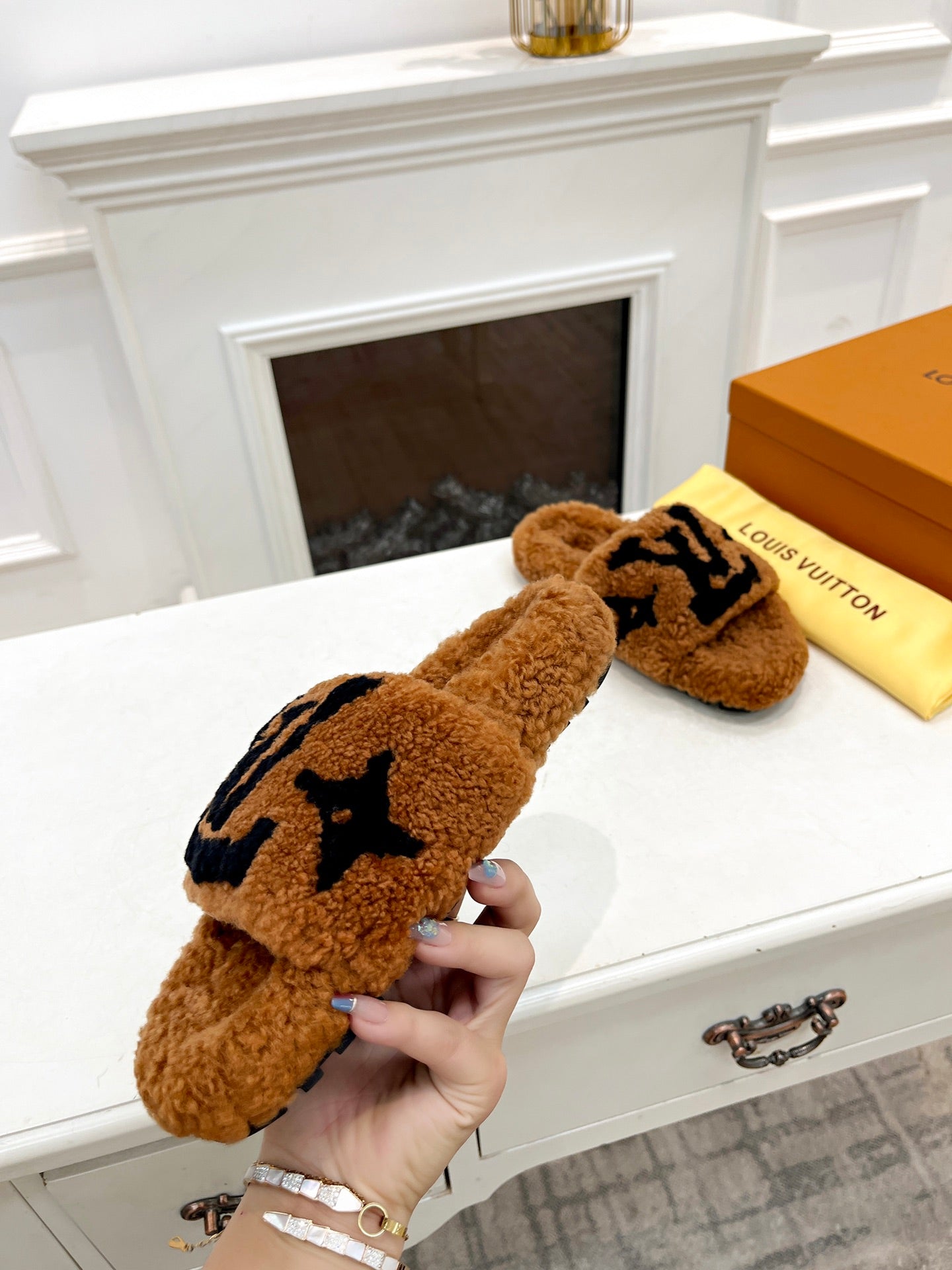 LV FLAT SLIPPER IN GINGERBREAD BROWN MIX BLACK SHEARLING