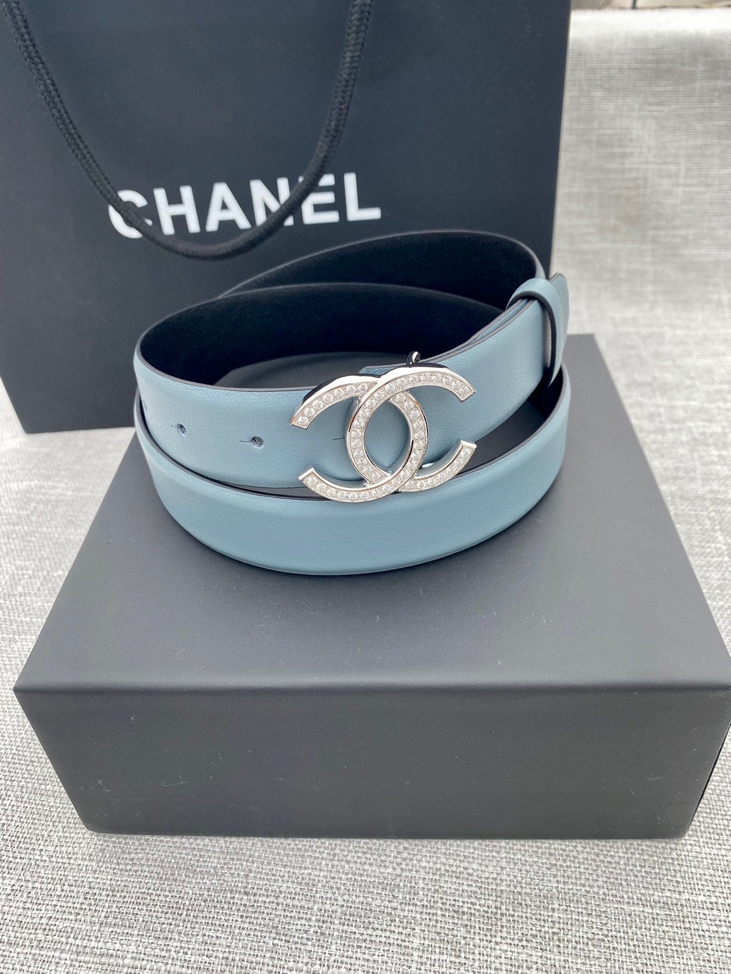 CHANEL 26S BELT 30 MM IN SKY BLUE CALFSKIN WITH GOLD HARDWARE 661514
