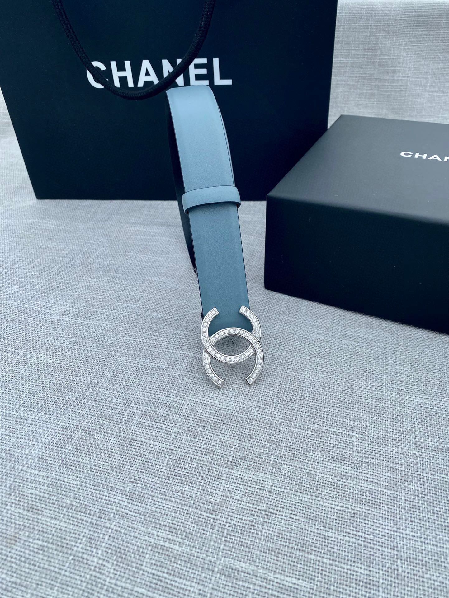 CHANEL 26S BELT 30 MM IN SKY BLUE CALFSKIN WITH GOLD HARDWARE 661514