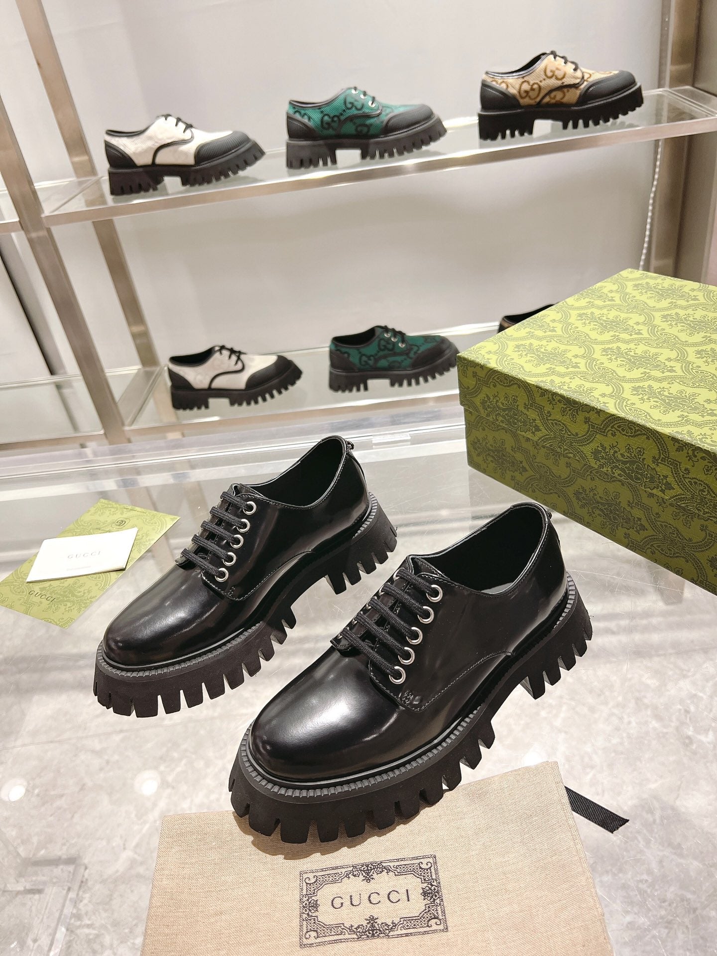 GUCCI 26S LACE-UP SHOES IN BLACK CALFSKIN