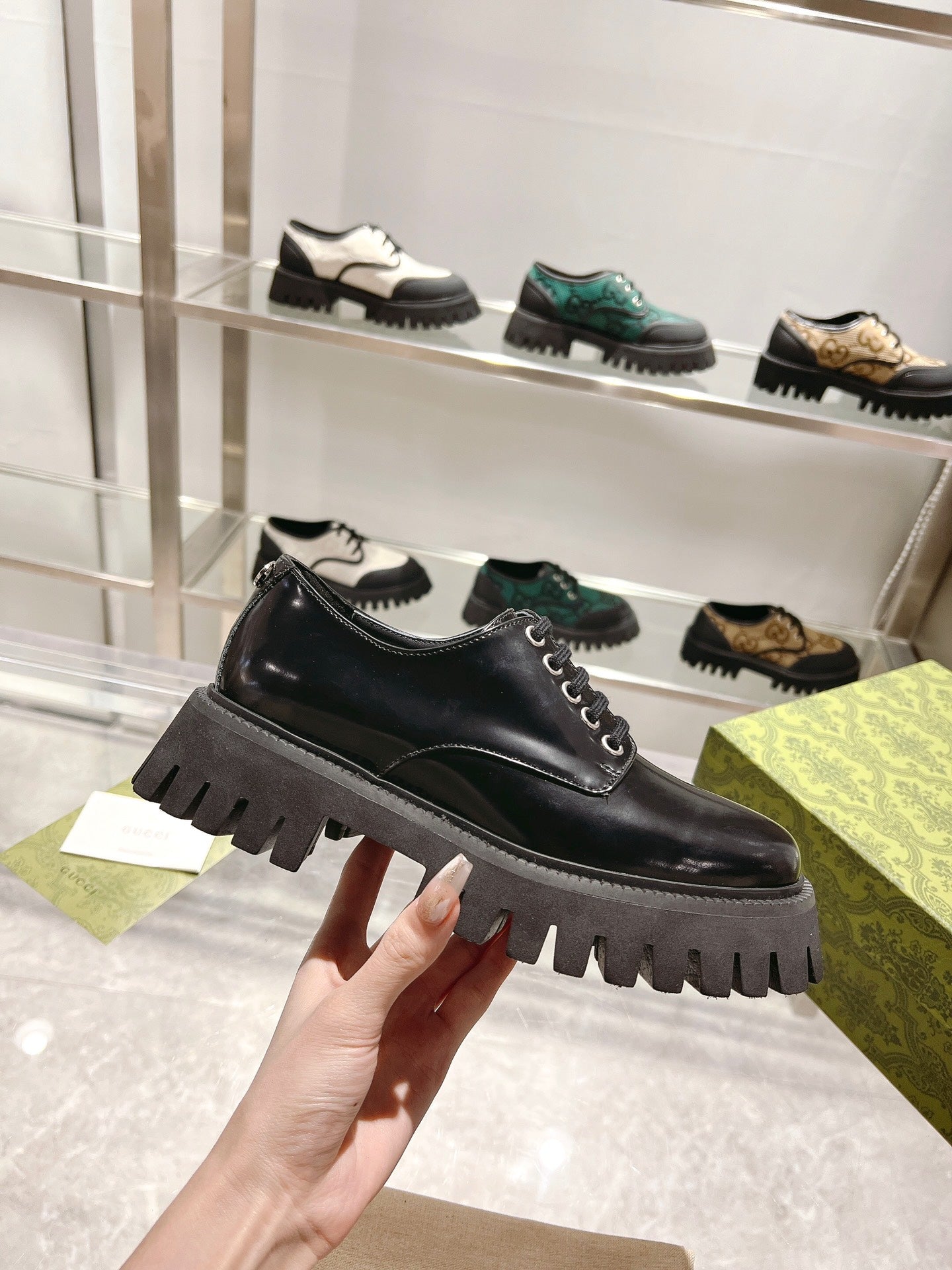 GUCCI 26S LACE-UP SHOES IN BLACK CALFSKIN