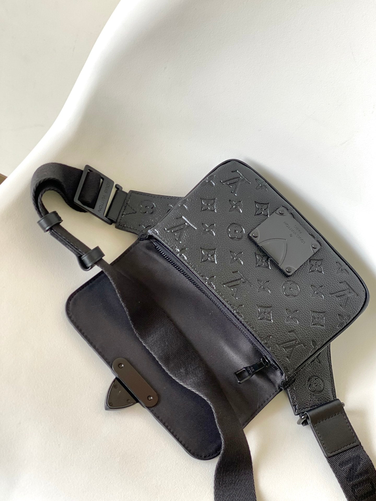 LV 25S S LOCK MESSENGER BAG 21 IN BLACK FULL EMBOSSED TAURILLON CALFSKIN