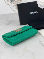CC FLAP CARD HOLDER 11 EMERALD GRAINED CALFSKIN GOLD ICON