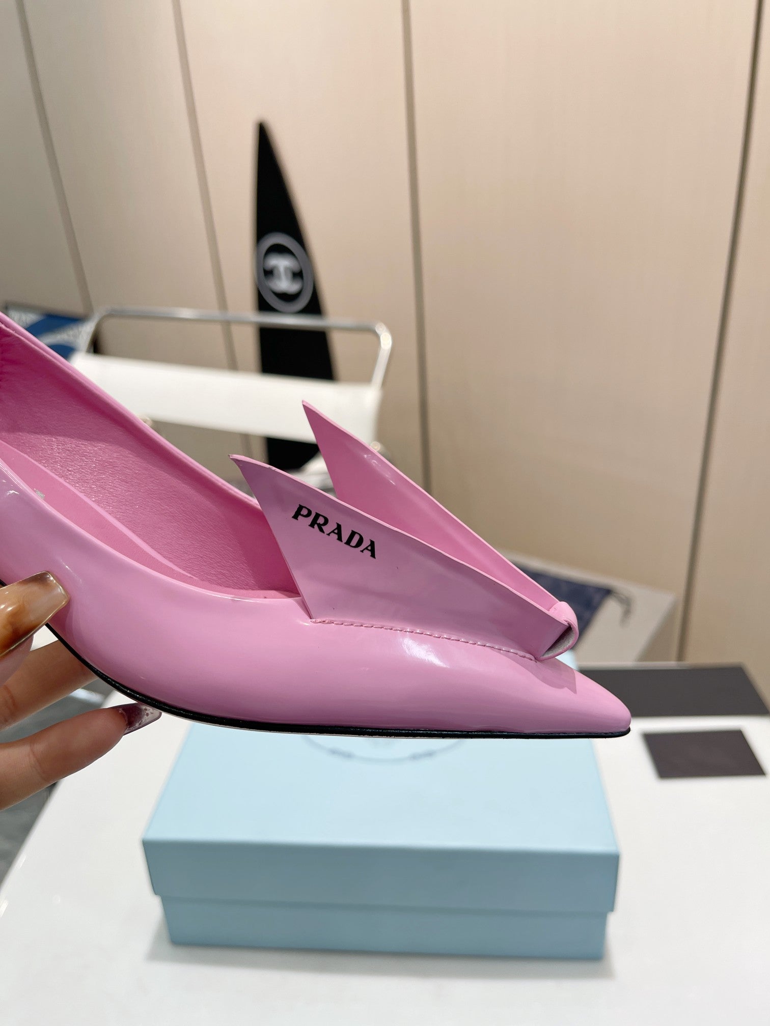 KITTEN HEEL PUMPS WITH CREATIVE SHAPE IN PINK GLOSSY LAMBSKIN