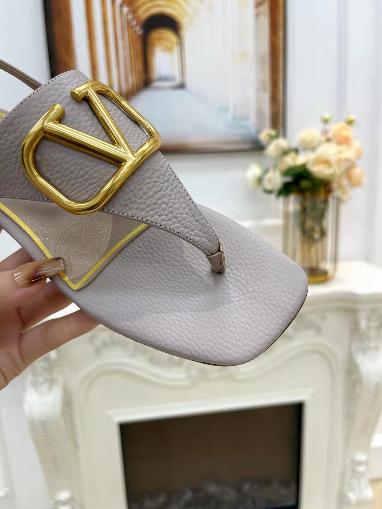 THONG SANDALS IN THISTLE PURPLE CALFSKIN WITH GOLD LOGO