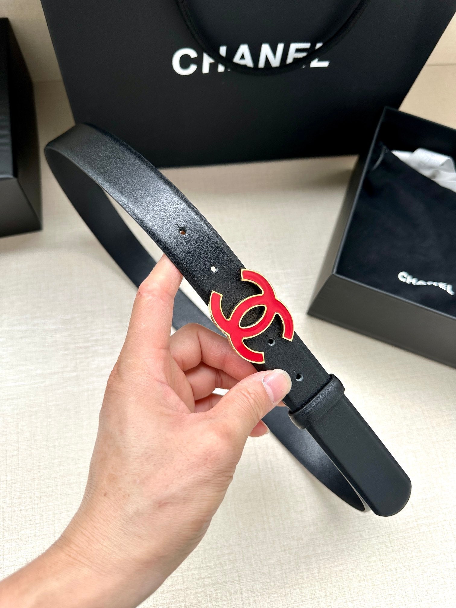 CC 30MM BELT IN BLACK SMOOTH CALFSKIN WITH RED METAL LOGO