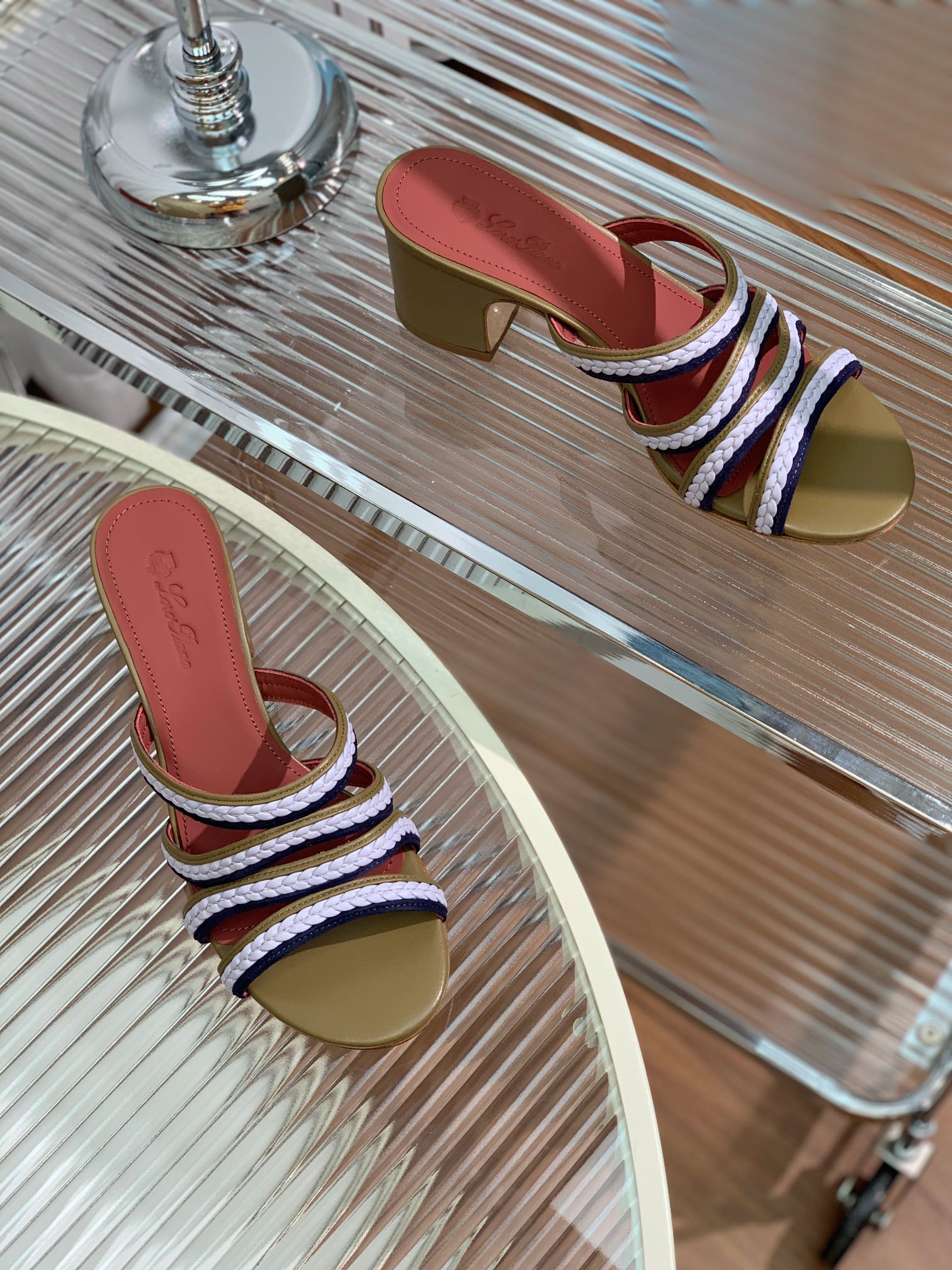 LP SPRIGHTLY CHARMS MID-SANDAL WHITE AND OLIVE CALFSKIN