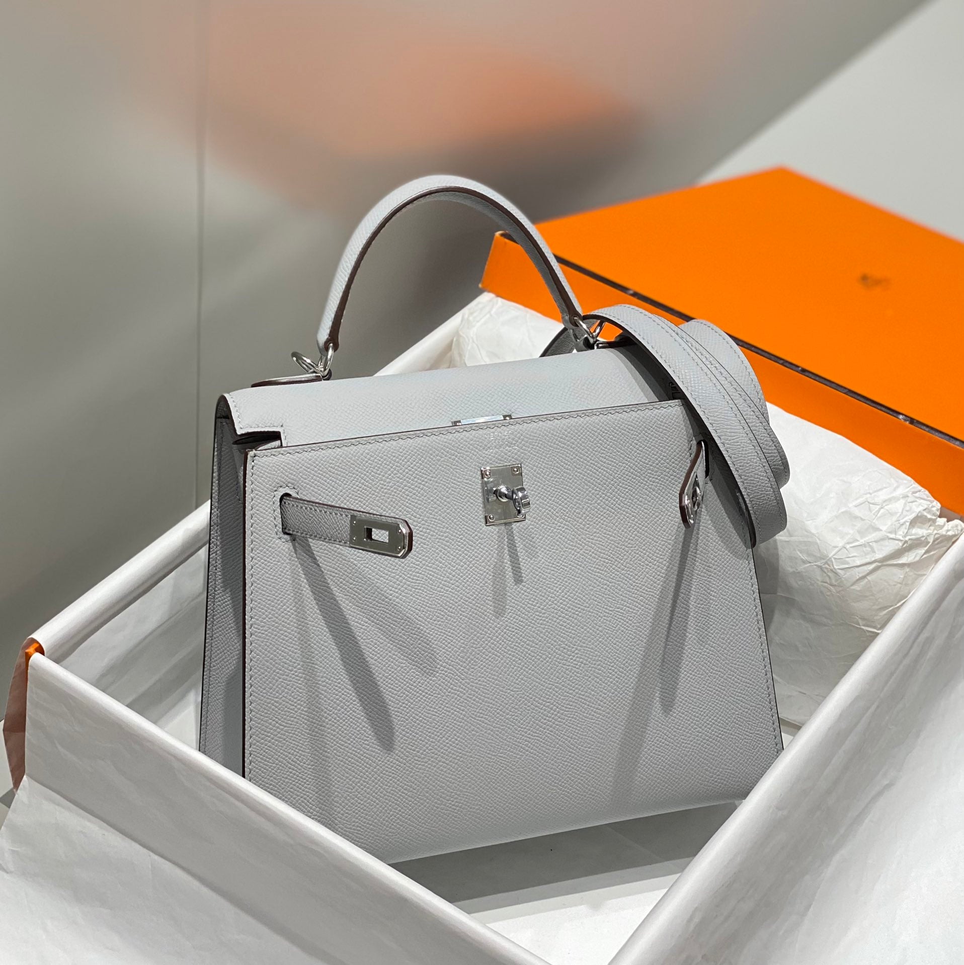 KELLY 25CM IN GRIS PERLE EPSOM CALFSKIN PALLADIUM HARDWARE