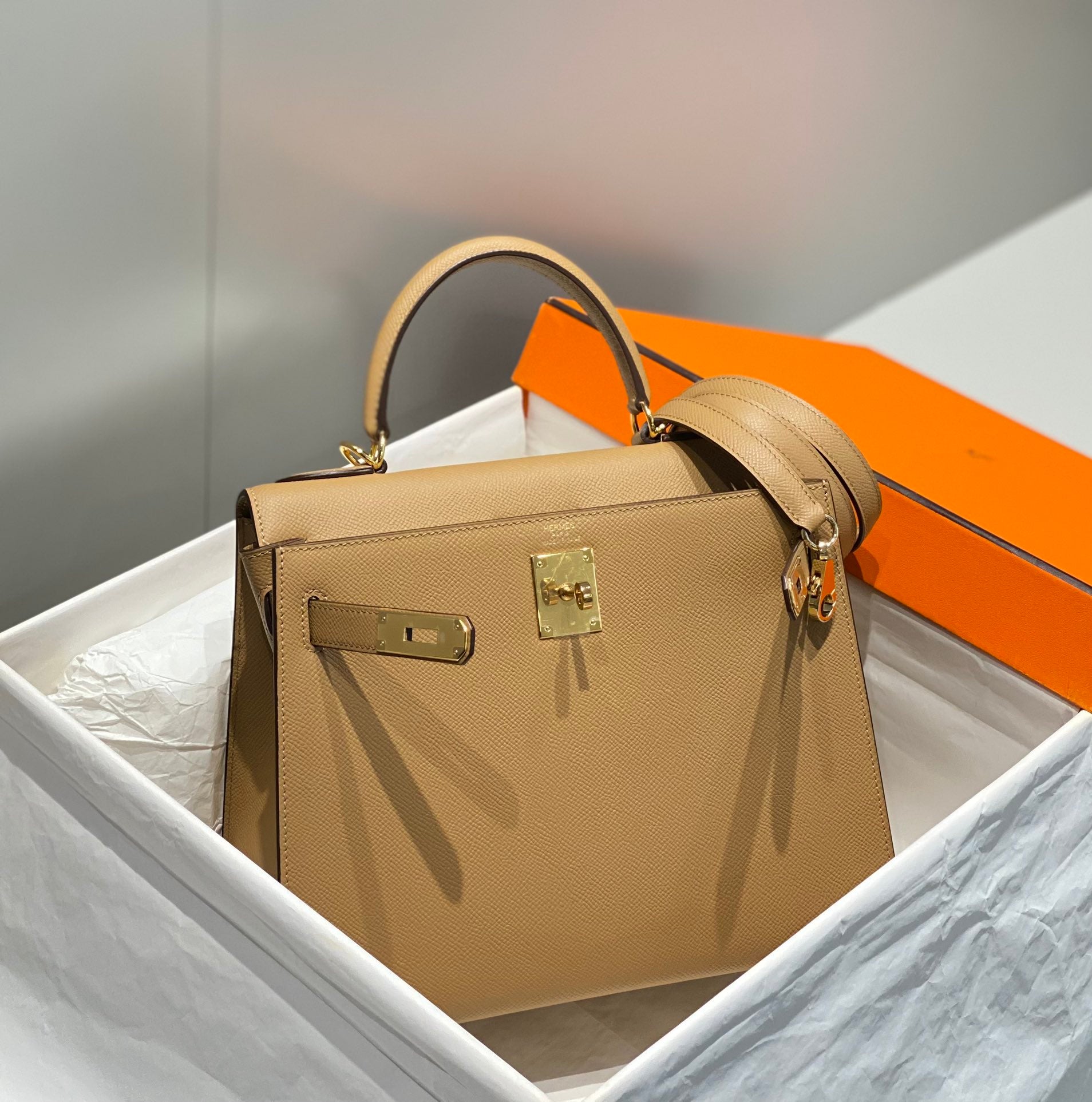 KELLY 28CM IN CHAI EPSOM CALFSKIN GOLD HARDWARE