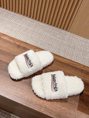 FURRY SLIDES IN WHITE CURLY SHEARLING