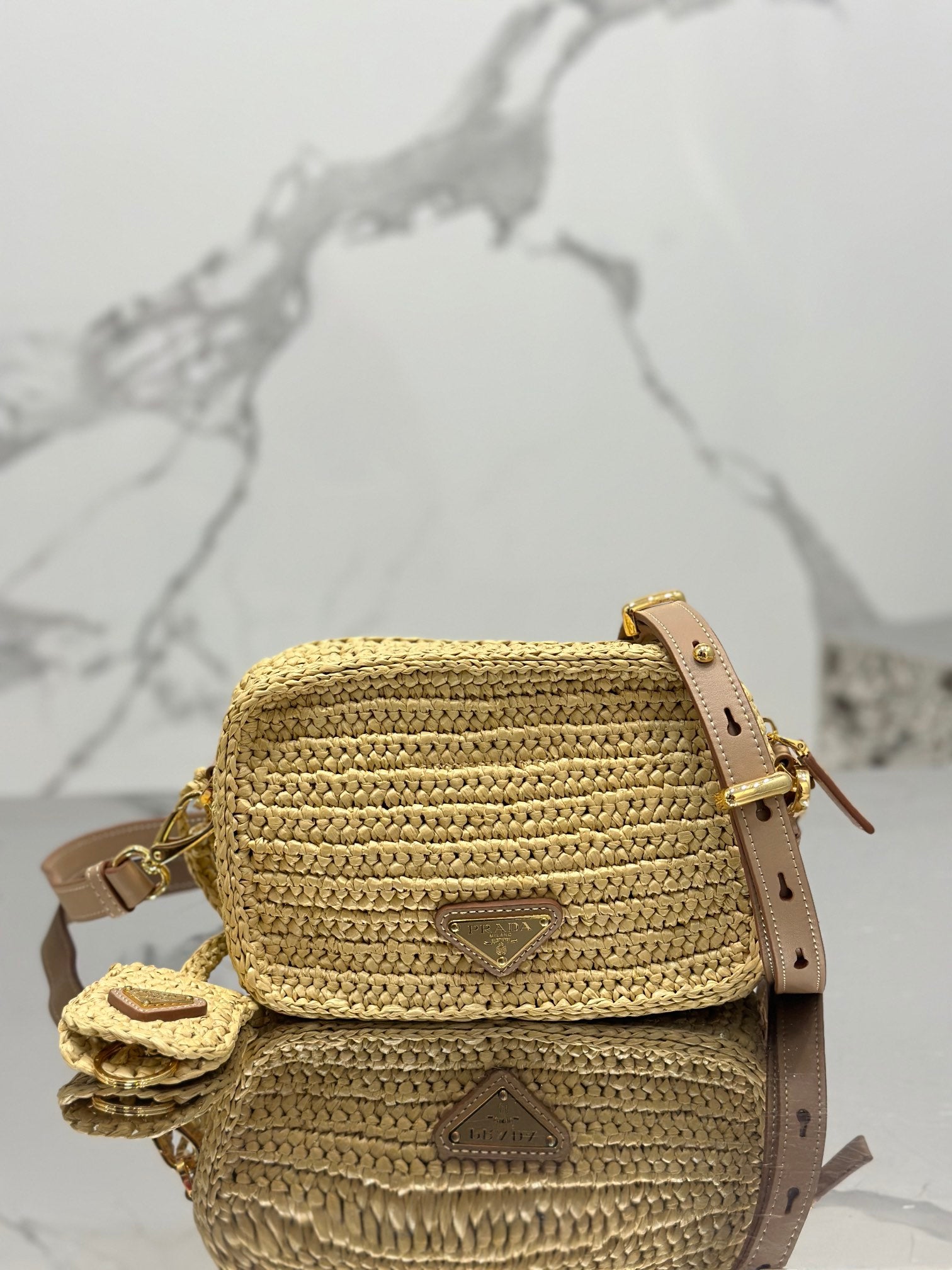 CAMERA BAG 20 IN BEIGE WOVEN RAFFIA