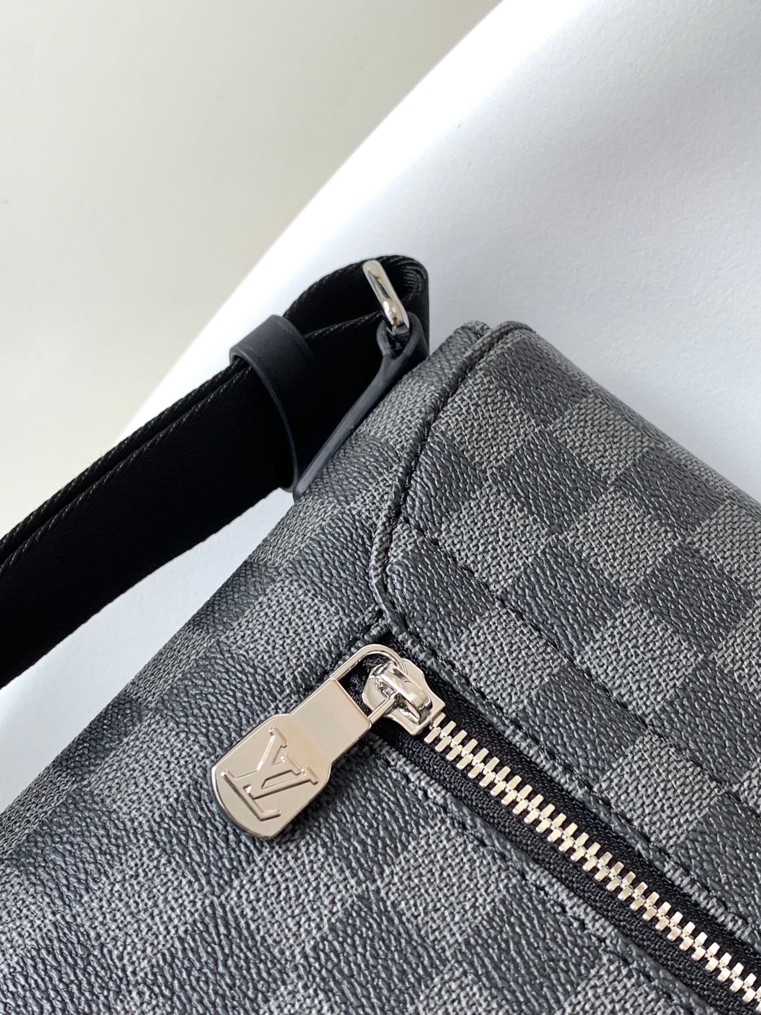 LV 25S SMALL DISTRICT CROSSBODY BAG 31 IN BLACK DAMIER GRAPHITE CANVAS AND CALFSKIN
