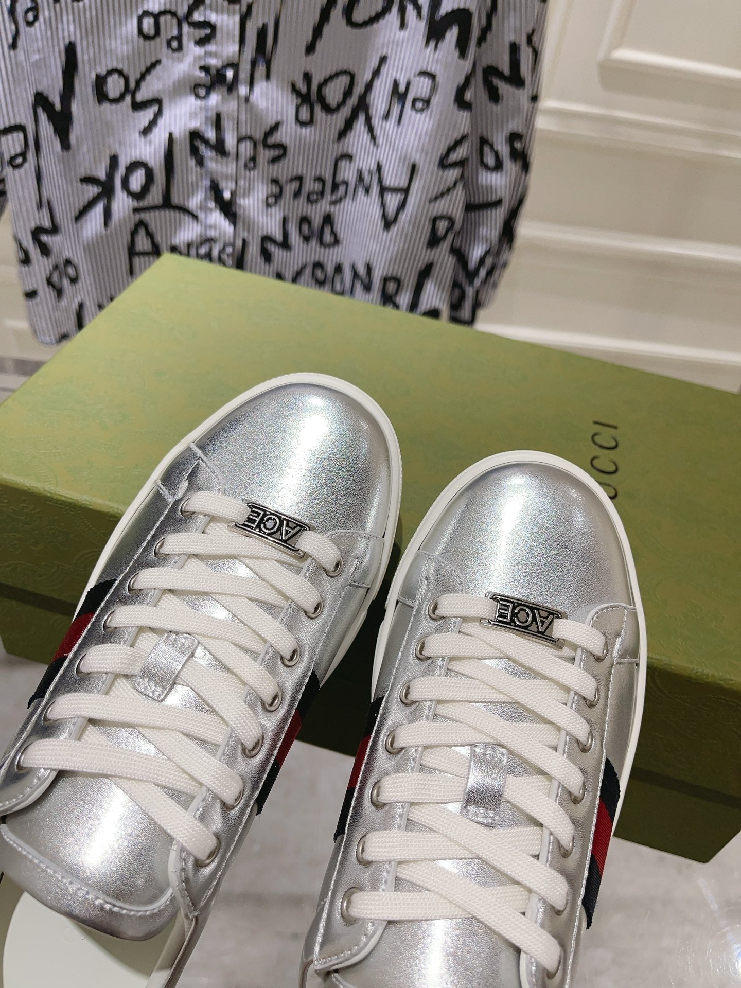 GG ACE GG SUPREME TRAINER SILVER CALFSKIN
