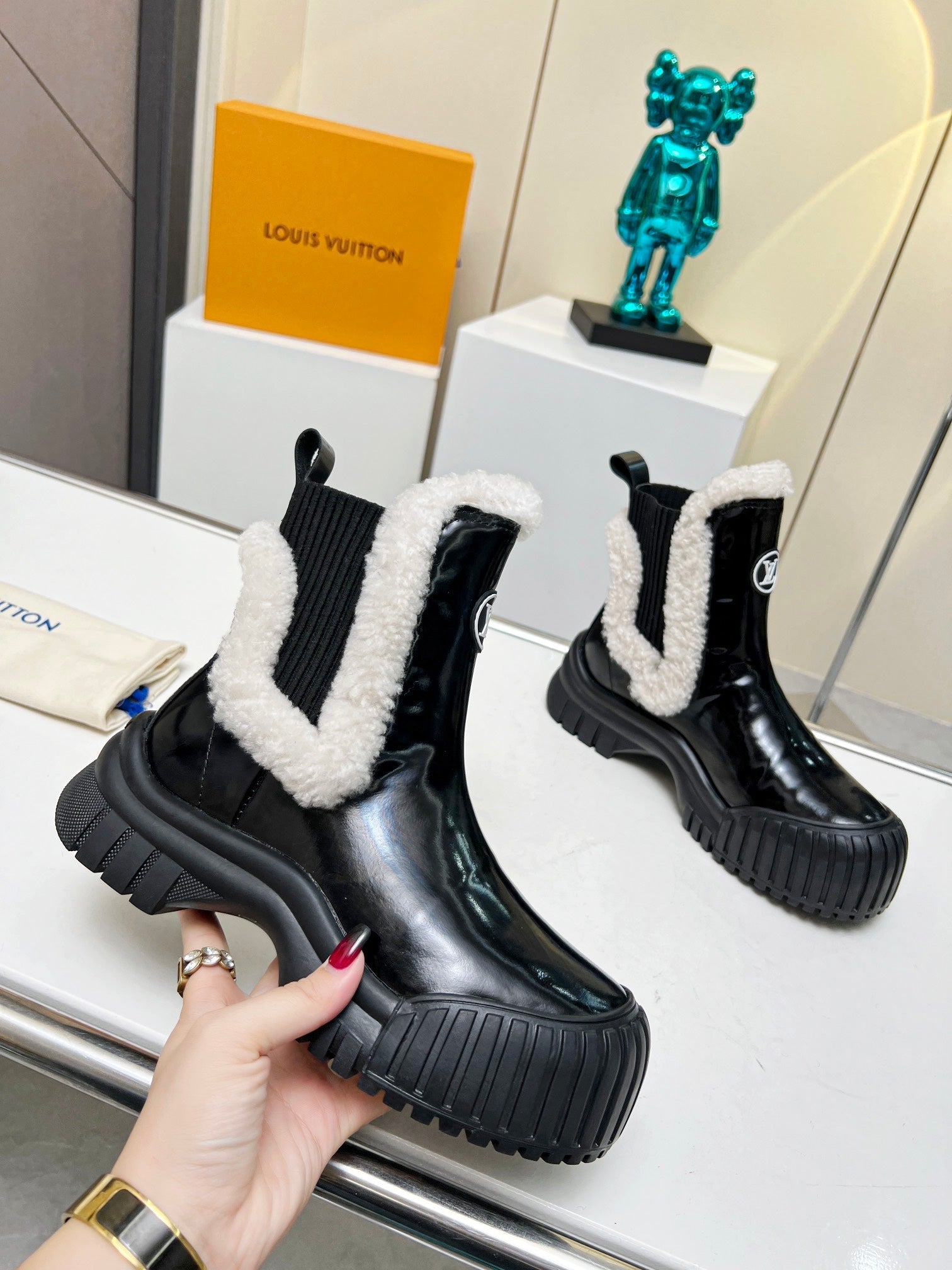 LV RUBY FLAT ANKLE BOOT IN BLACK CALFSKIN AND WHITE SHEARLING