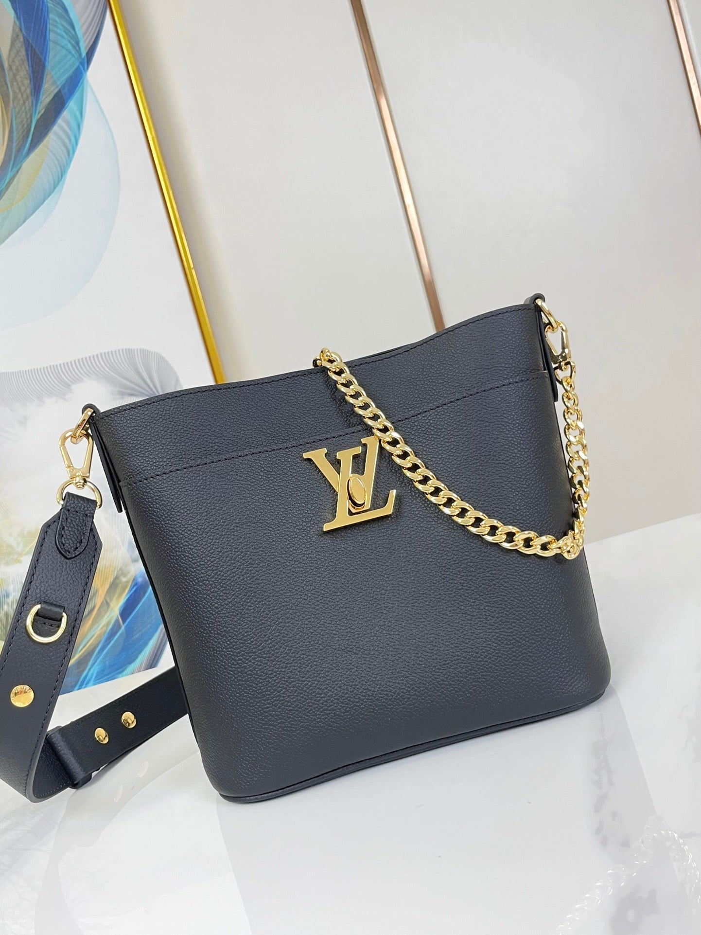 LOCK AND WALK 20 IN BLACK GRAINED CALFSKIN GOLD HARDWARE