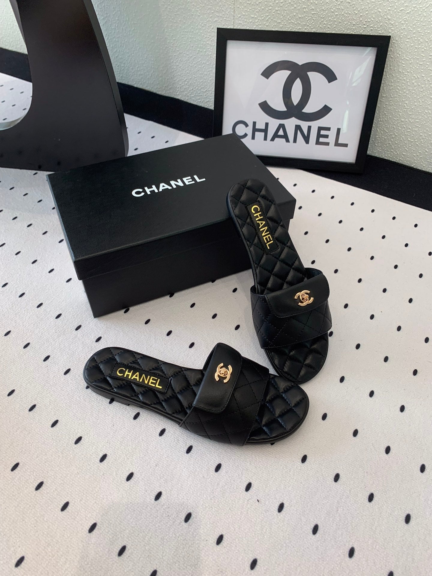 CC SLIPPERS IN BLACK CALFSKIN
