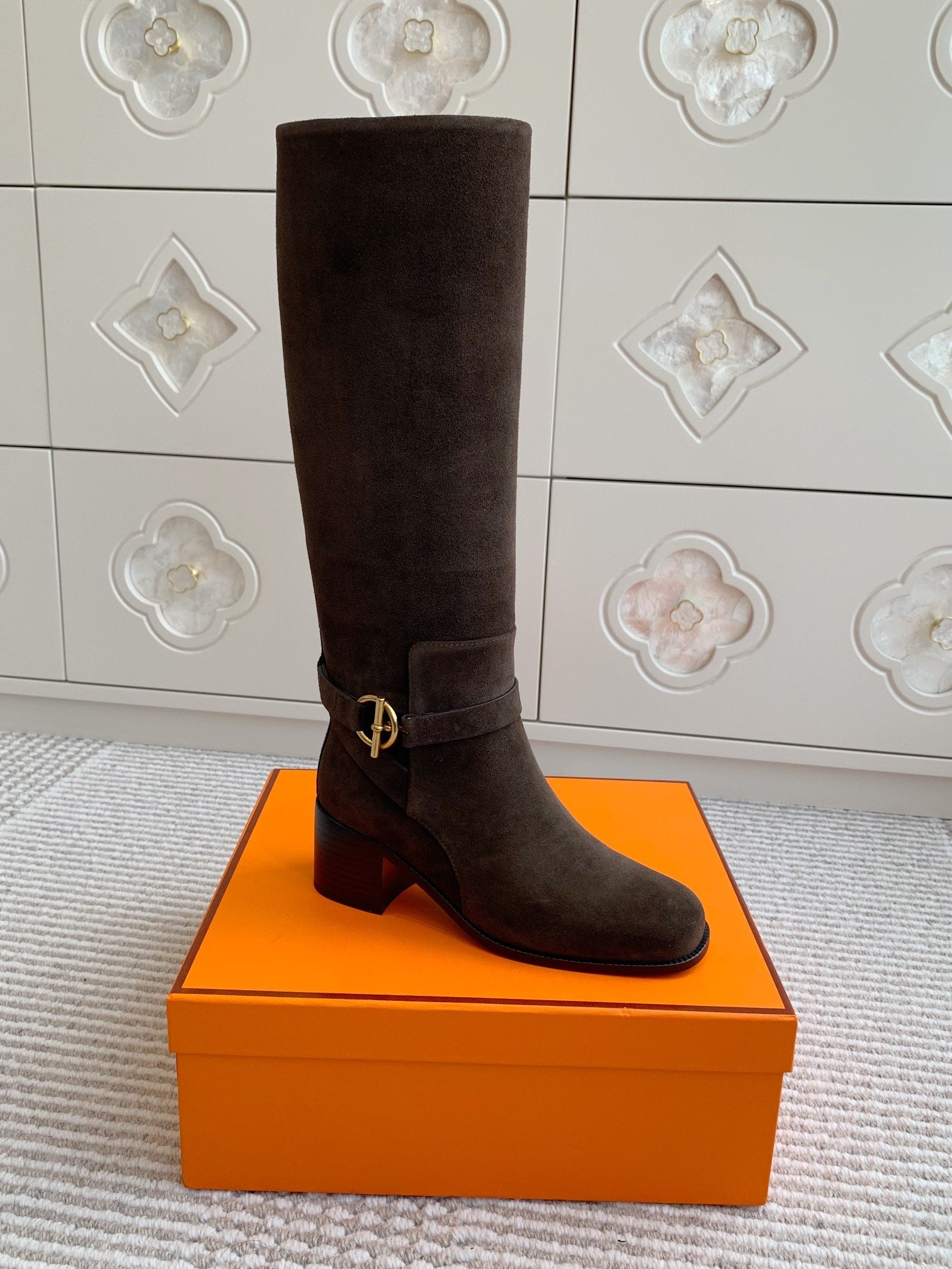 HM 25S TALL BOOTS 50 MM IN DARK BROWN SUEDE WITH GOLD HARDWARE