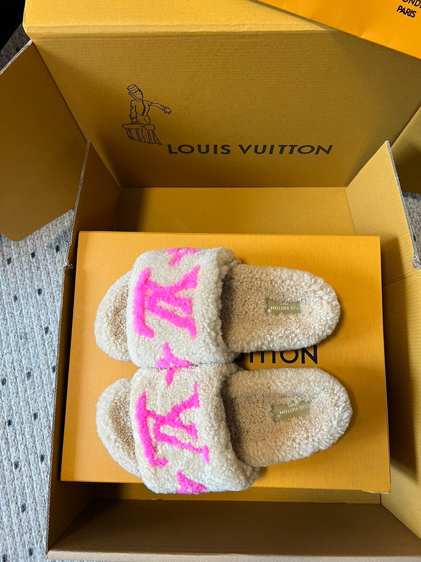 SLIPPER IN CAMEL BEIGE FLEECE WITH BRIGHT PINK LOGO