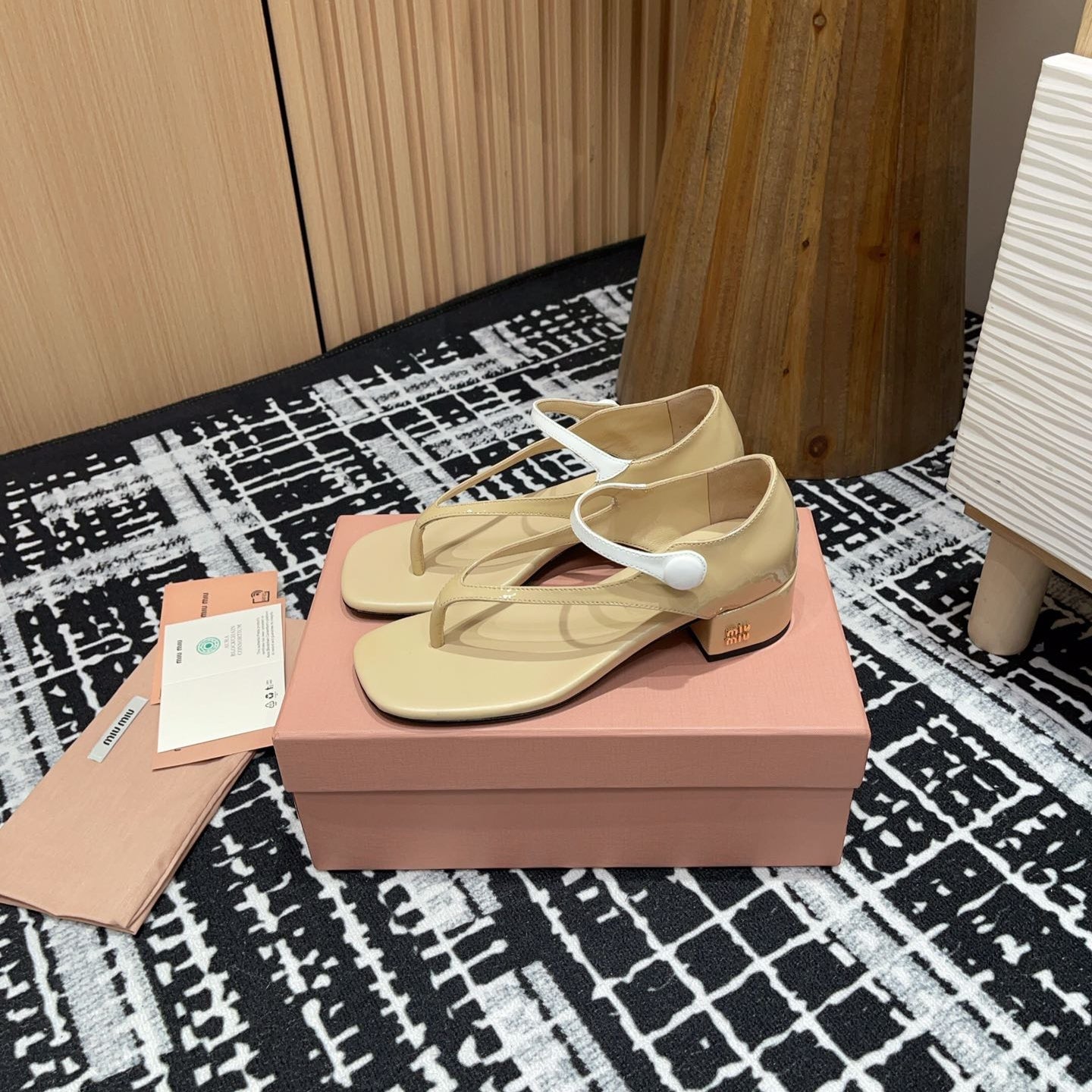 HIGH THONG SANDALS WITH WHITE STRAP IN BEIGE GLOSSY LAMBSKIN