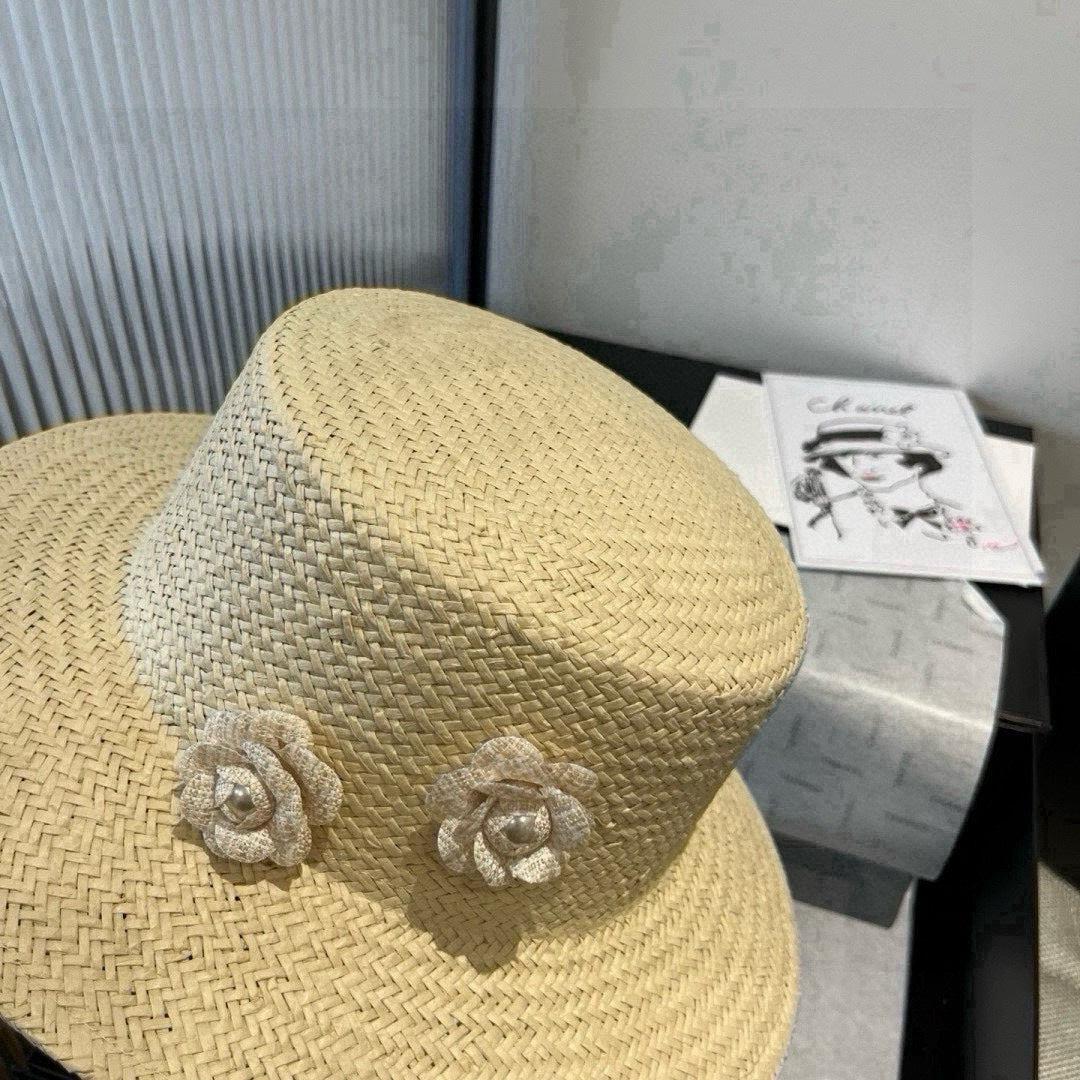 FLAT STRAW HAT IVORY FLOWER ATTACHMENT 673932