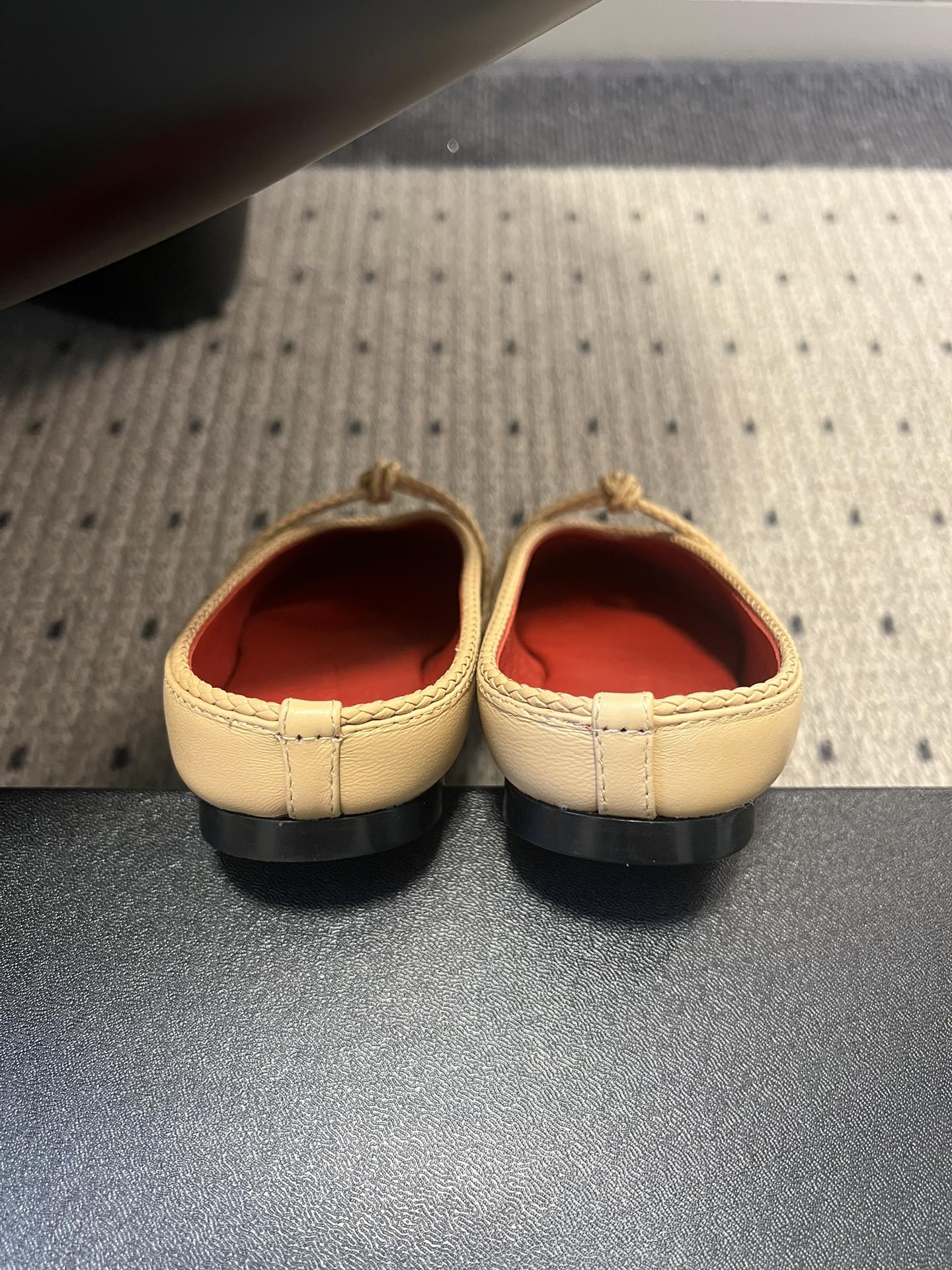 BOTTEGA VENETA 26S FLAT MULES IN BEIGE LAMBSKIN
