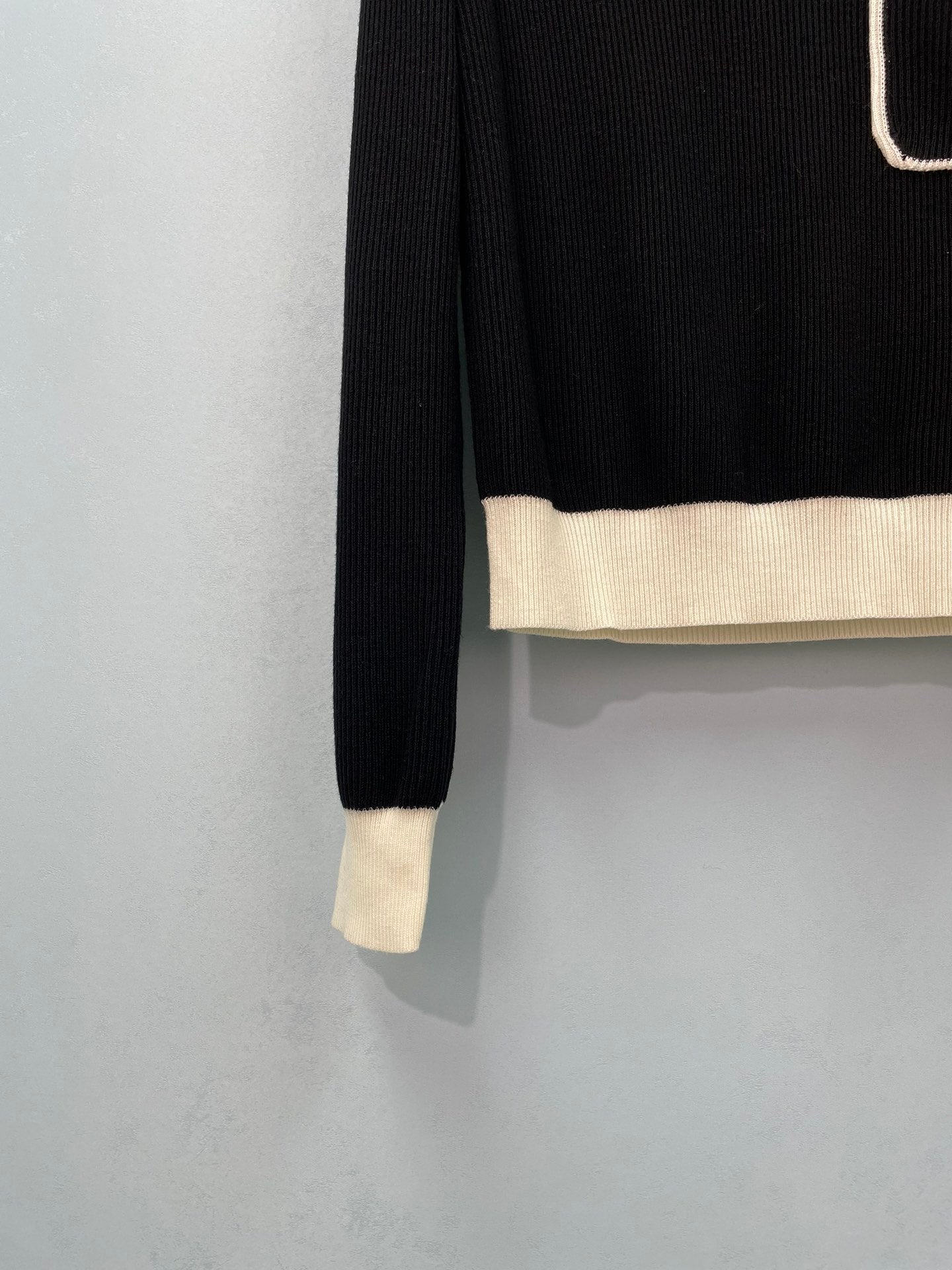CHANEL 26S CREW NECK KNIT SWEATER 1551