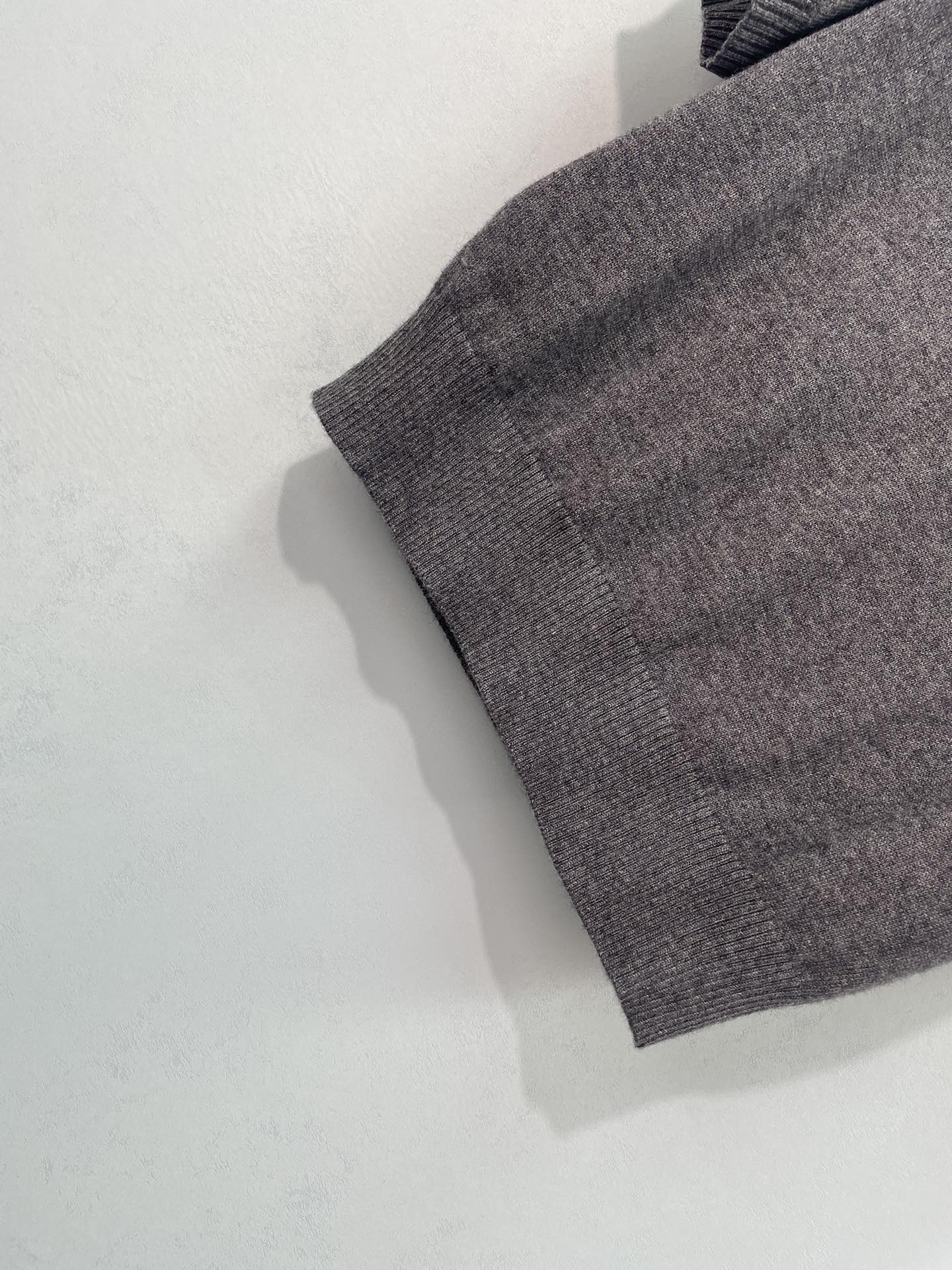 MIUMIU 26S V-NECK SHORT-SLEEVE KNIT TOP 1412