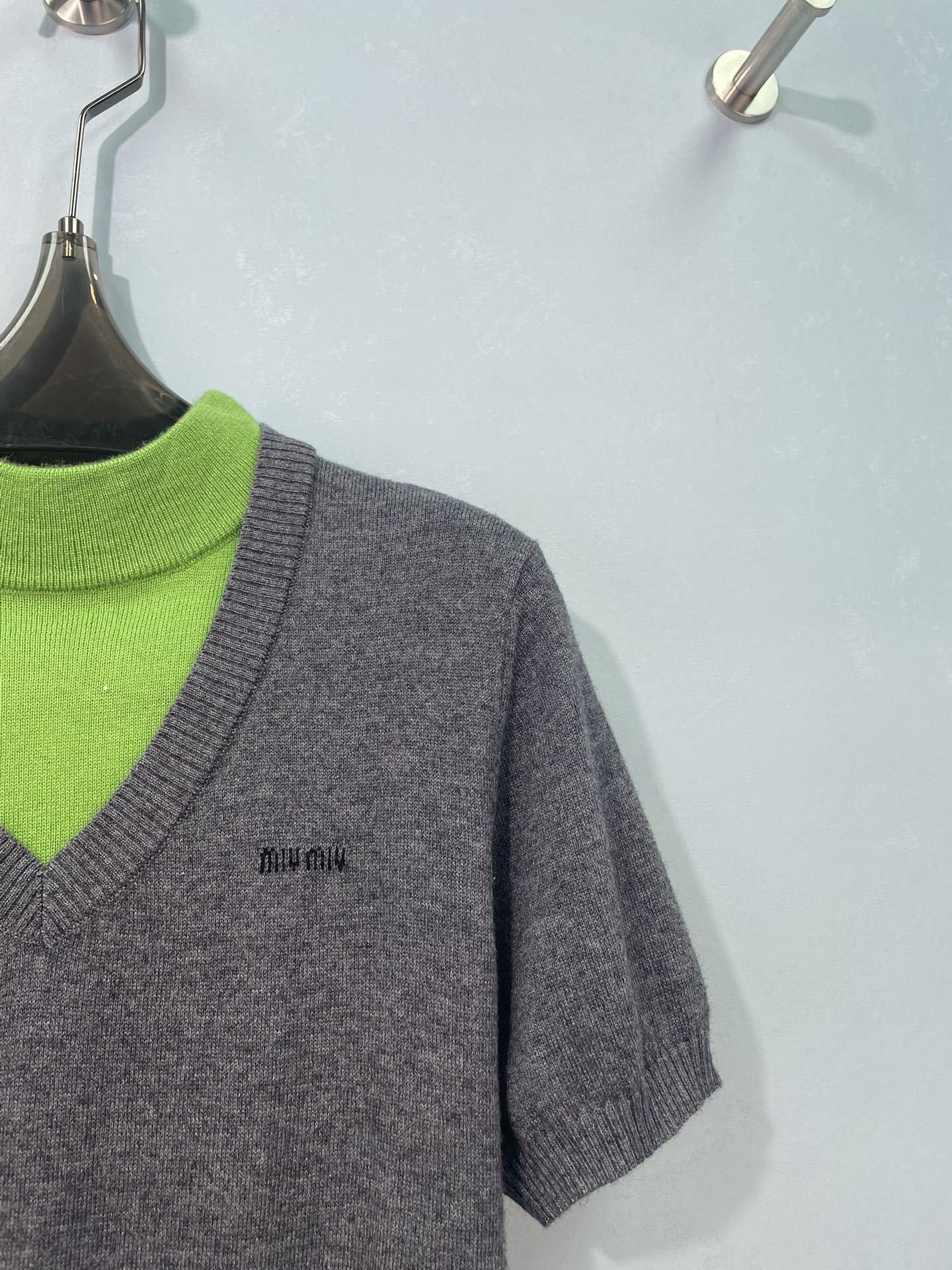 MIUMIU 26S V-NECK SHORT-SLEEVE KNIT TOP 1412