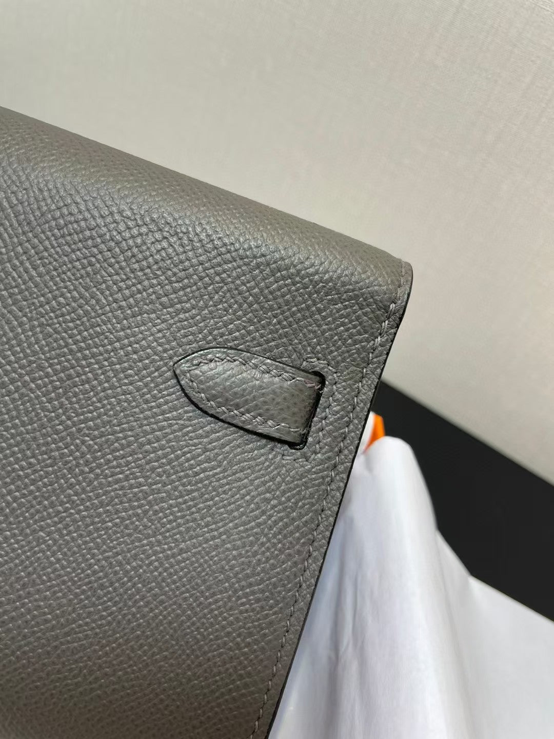 KELLY CLASSIQUE TO GO WALLET EPSOM 20 IN GREY WITH GOLD HARDWARE