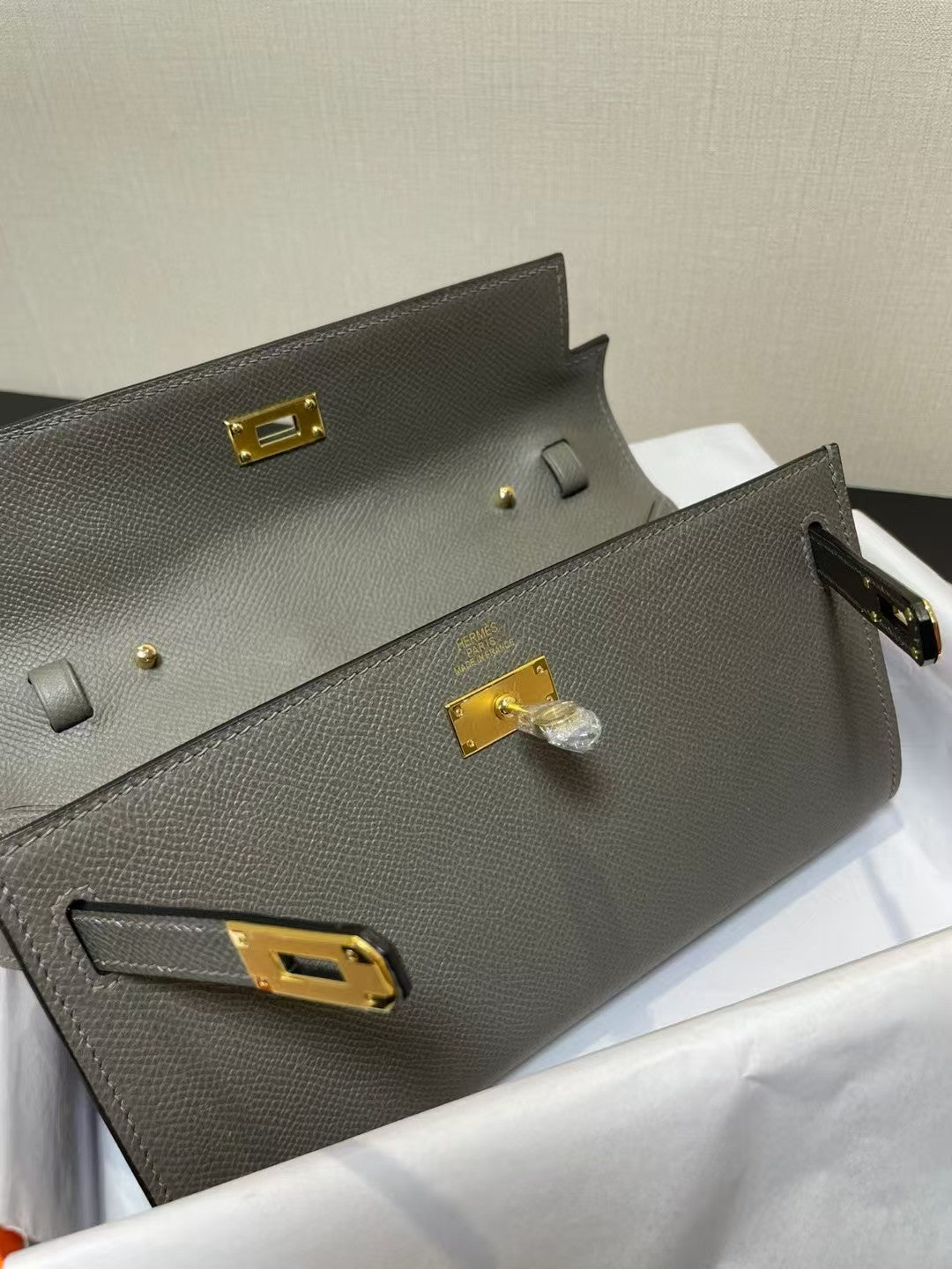 KELLY CLASSIQUE TO GO WALLET EPSOM 20 IN GREY WITH GOLD HARDWARE