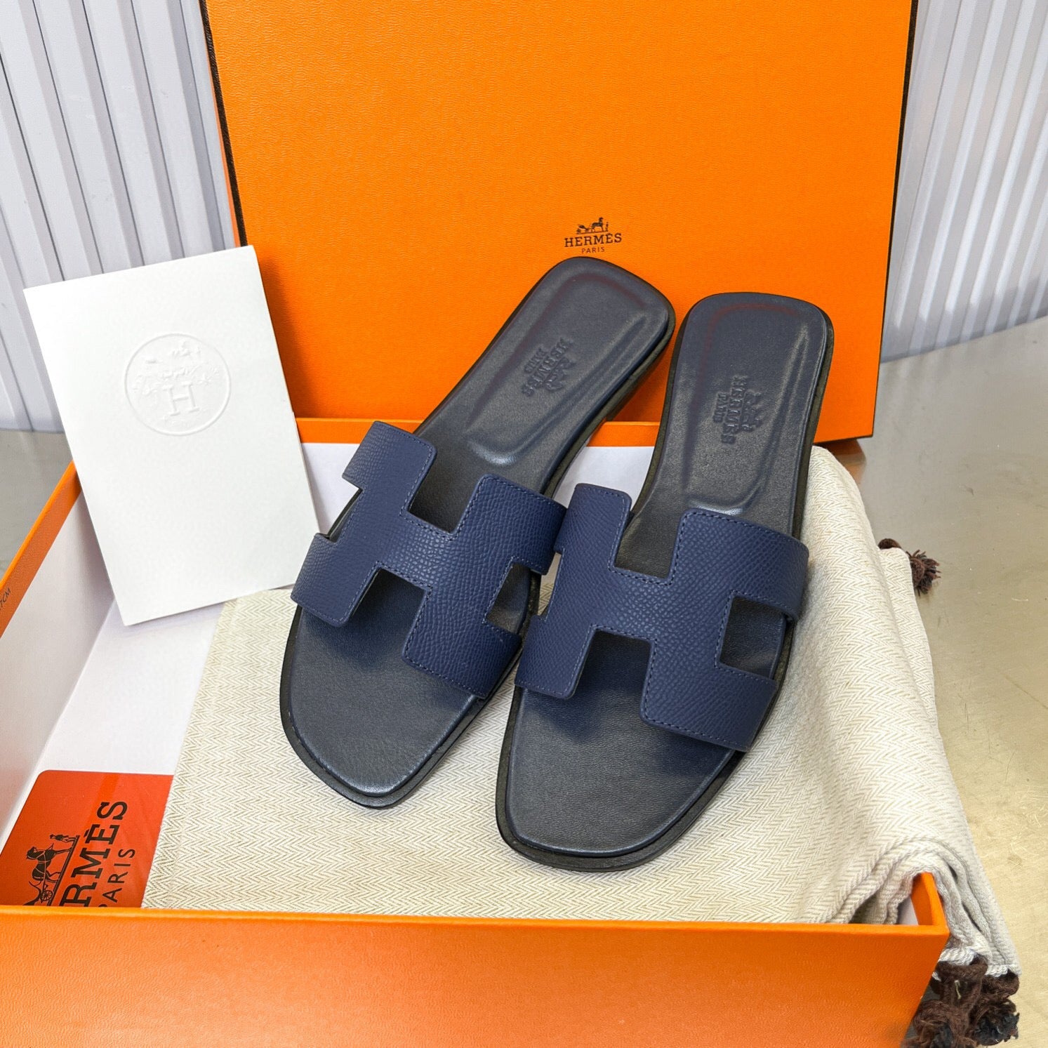 0RAN SANDAL IN DARK BLUE CALFSKIN