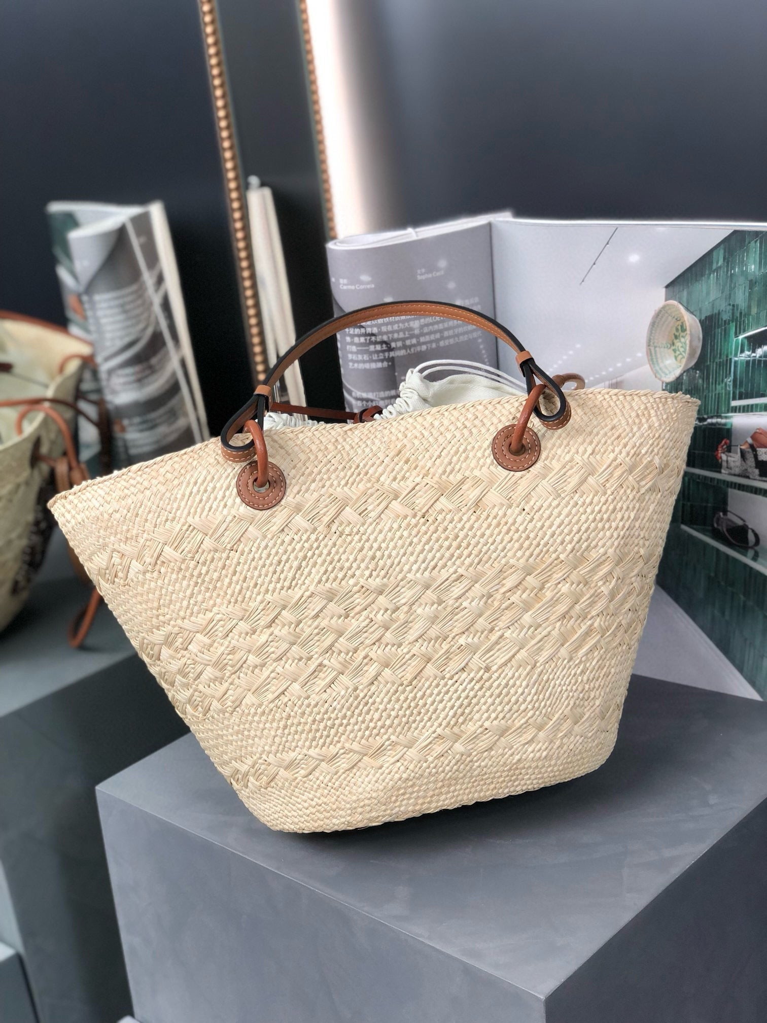 MEDIUM ANAGRAM BASKET BAG 46 IN BEIGE IRACA PALM AND TAN CALFSKIN
