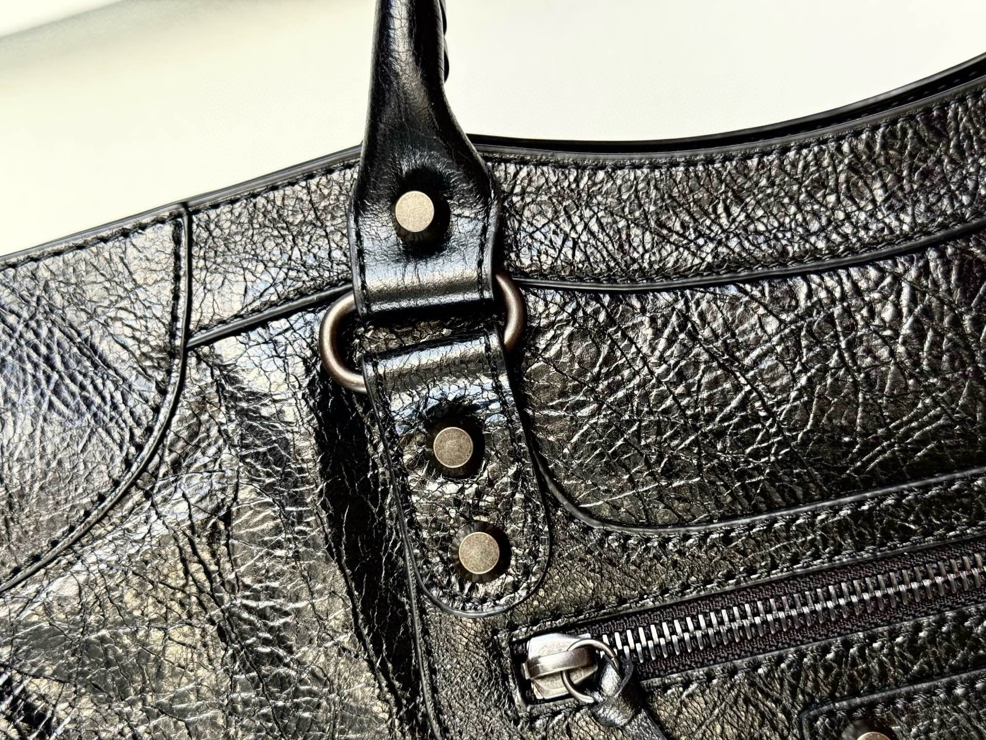 SMALL 30 LE CITY BAG IN BLACK LEATHER