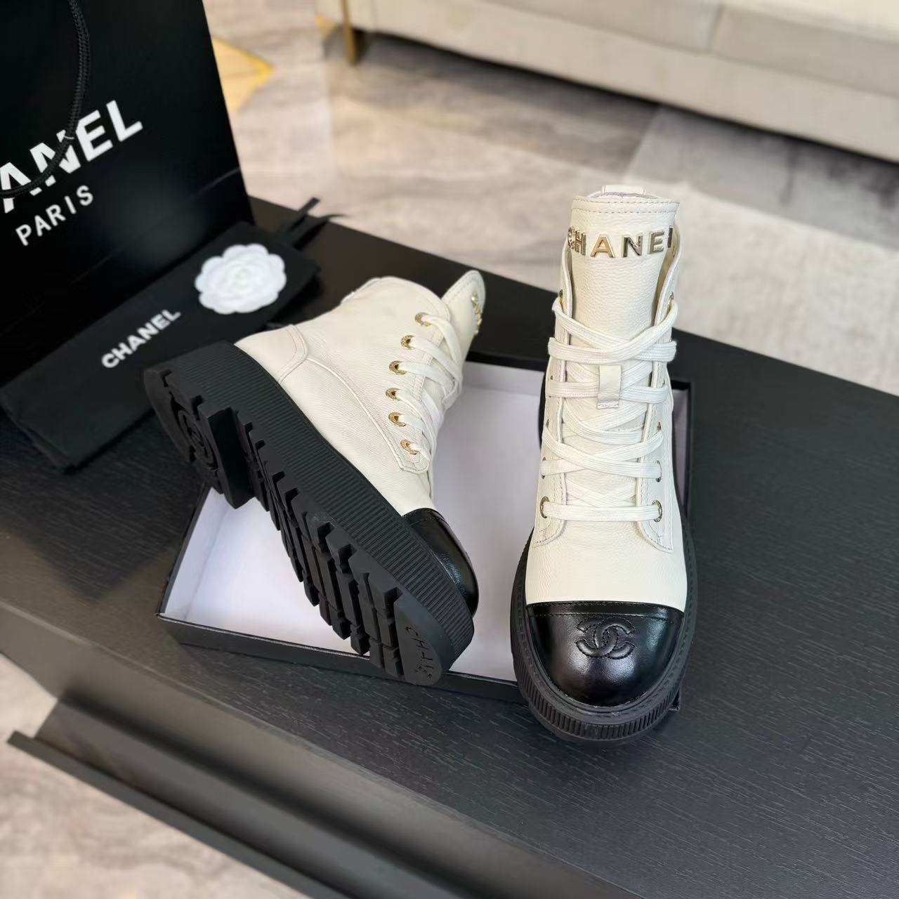 ANKLE BOOTS IN WHITE MIX BLACK CALFSKIN 936574