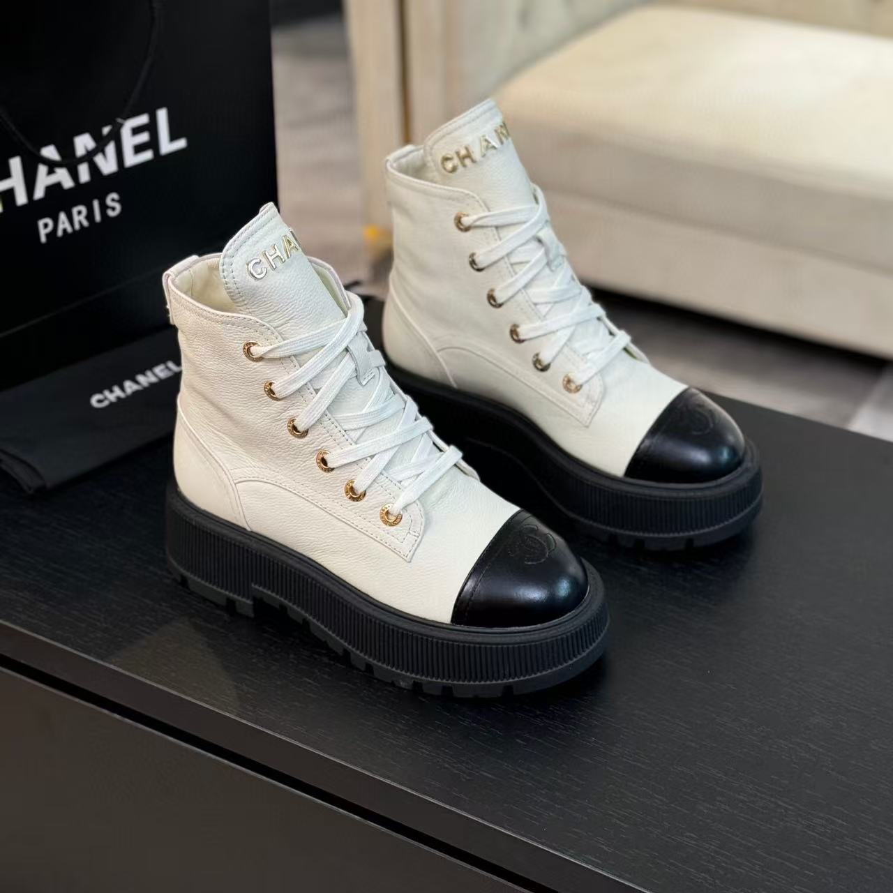 ANKLE BOOTS IN WHITE MIX BLACK CALFSKIN 936574