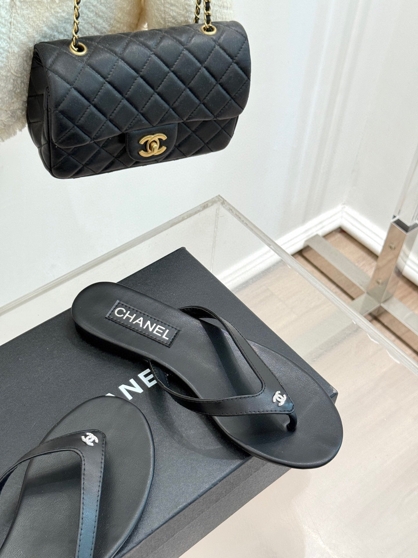 FLAT THONG SANDALS IN BLACK CALFKSIN EMBOSSED CRYSTAL