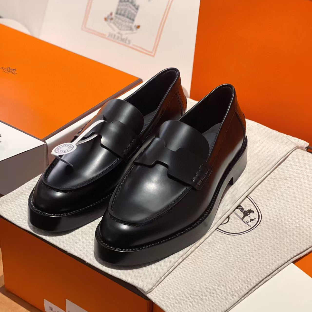 HM PARIS LOAFERS IN BLACK CALFSKIN WITH CLASSIC PENNY STRAP DESIGN