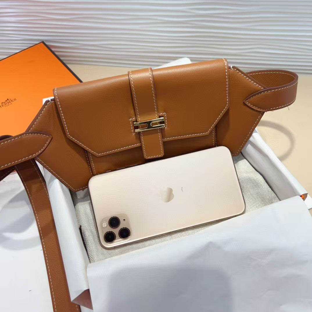 HM KELLY BELT BAG 25 IN BROWN CALFSKIN